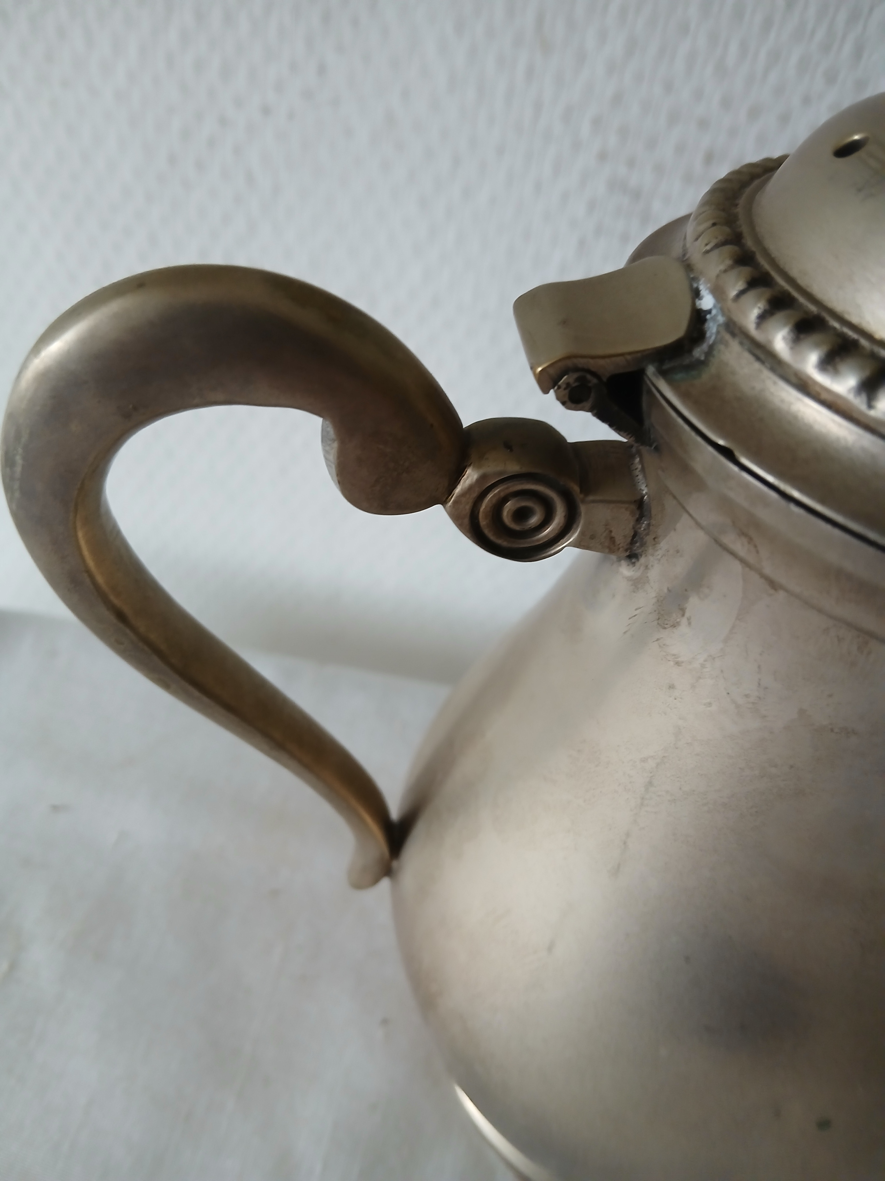 Voir photo 2 de Verseuse, cafetière, théière en métal argenté . Verseuse, cafetière, théière en métal argenté . Bon état reconditionné photo 2