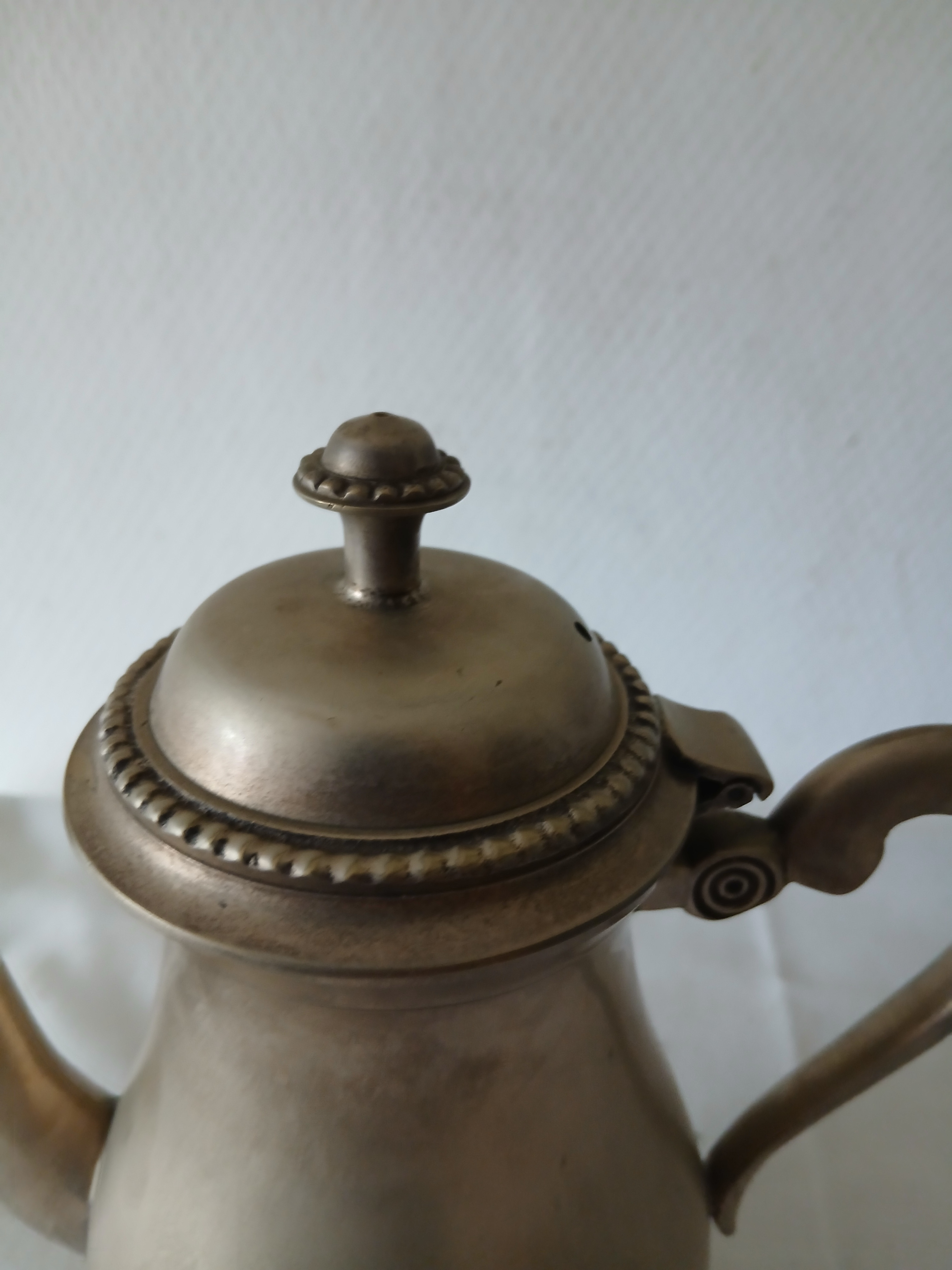Voir photo 5 de Verseuse, cafetière, théière en métal argenté . Verseuse, cafetière, théière en métal argenté . Bon état reconditionné photo 5