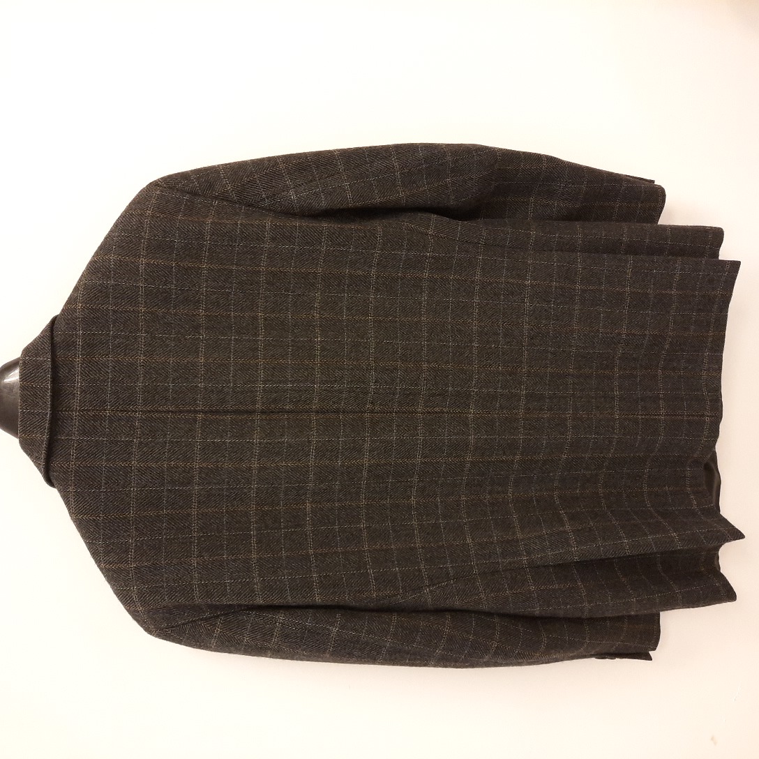 Voir photo 2 de VESTE à chevrons gris de la marque "DIGEL" en 100% cashmere - Taille 54. VESTE à chevrons gris de la marque "DIGEL" en 100% cashmere - Taille 54. Parfait état reconditionné photo 2