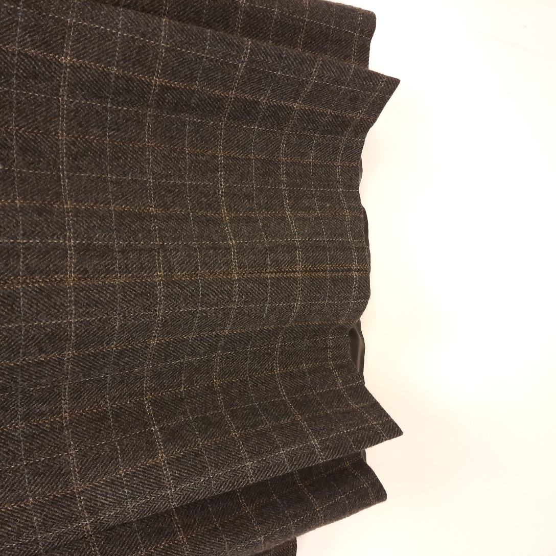 Voir photo 3 de VESTE à chevrons gris de la marque "DIGEL" en 100% cashmere - Taille 54. VESTE à chevrons gris de la marque "DIGEL" en 100% cashmere - Taille 54. Parfait état reconditionné photo 3
