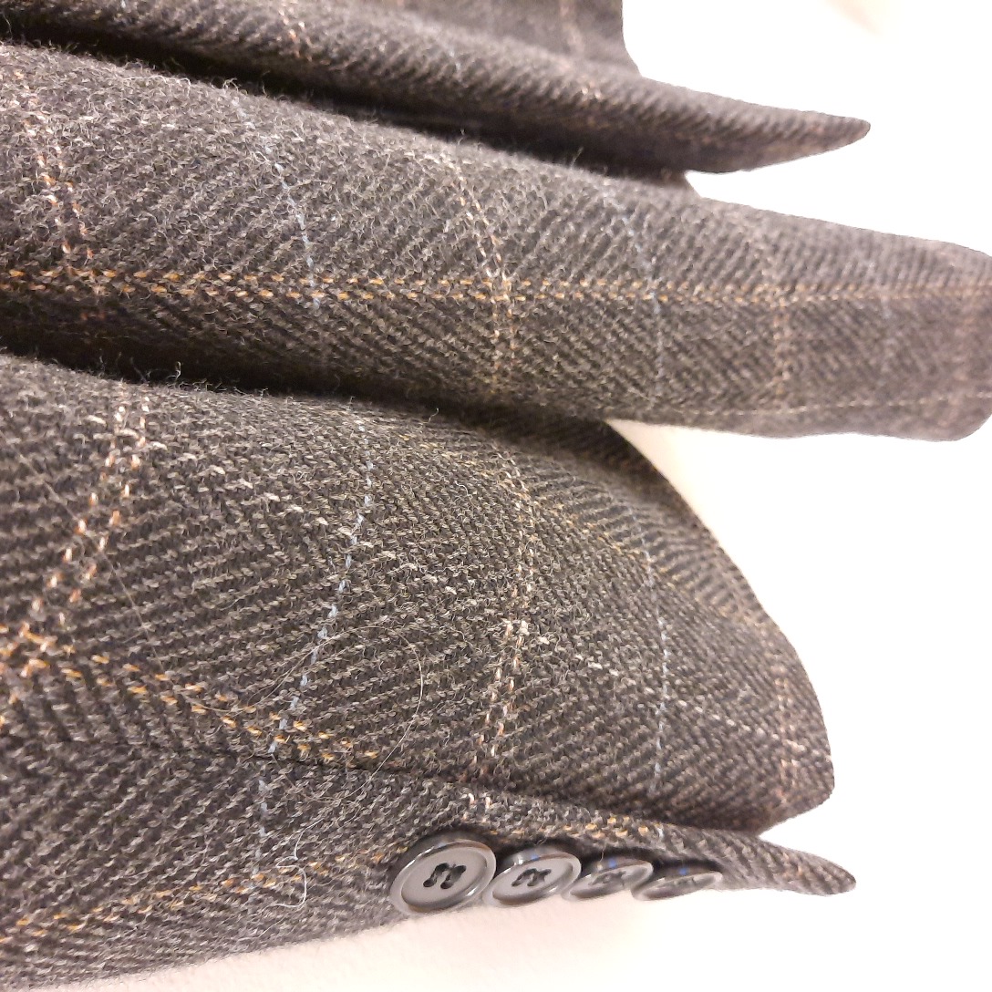 Voir photo 4 de VESTE à chevrons gris de la marque "DIGEL" en 100% cashmere - Taille 54. VESTE à chevrons gris de la marque "DIGEL" en 100% cashmere - Taille 54. Parfait état reconditionné photo 4