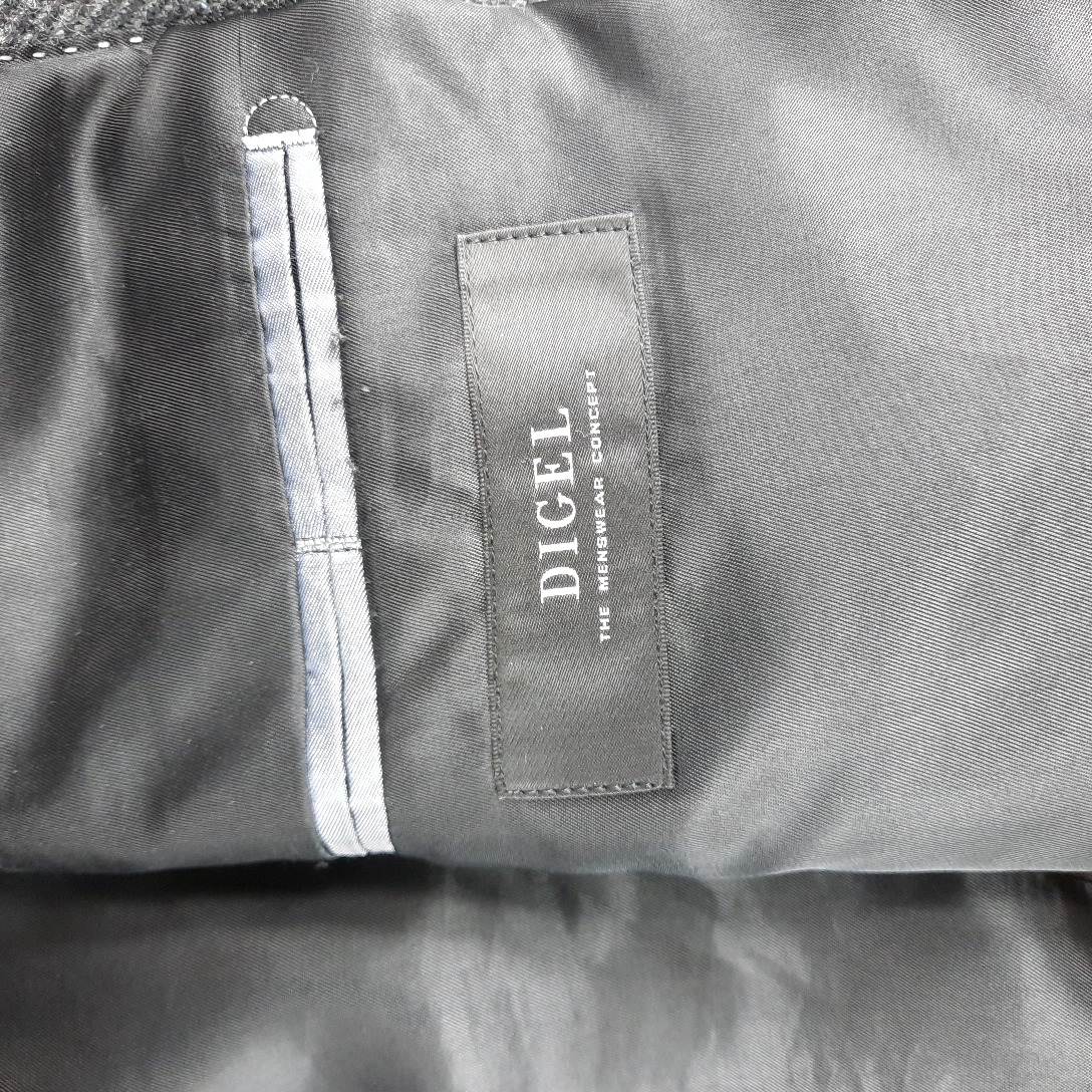 Voir photo 5 de VESTE à chevrons gris de la marque "DIGEL" en 100% cashmere - Taille 54. VESTE à chevrons gris de la marque "DIGEL" en 100% cashmere - Taille 54. Parfait état reconditionné photo 5
