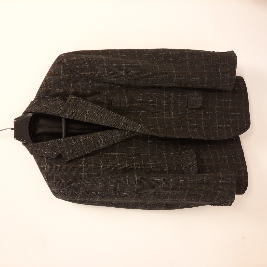 VESTE à chevrons gris de la marque "DIGEL" en 100% cashmere - Taille 54. Parfait état - 150,00 € VESTE à chevrons gris de la marque "DIGEL" en 100% cashmere - Taille 54. Parfait état reconditionné disponible sur Label Emmaüs