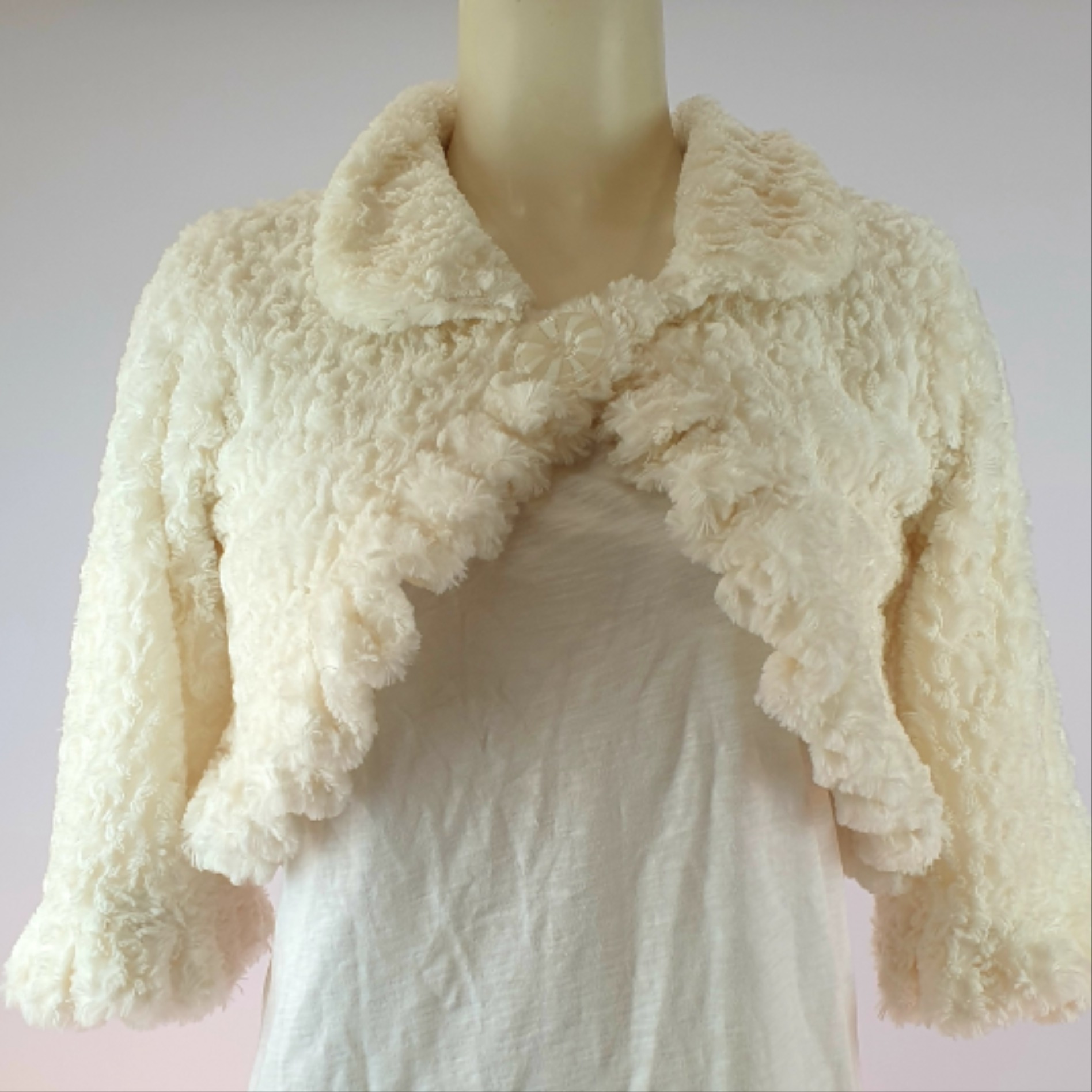 Acheter Veste Boléro Femme Très bon état - 10,00 € Veste Boléro Femme Très bon état reconditionné disponible sur Label Emmaüs