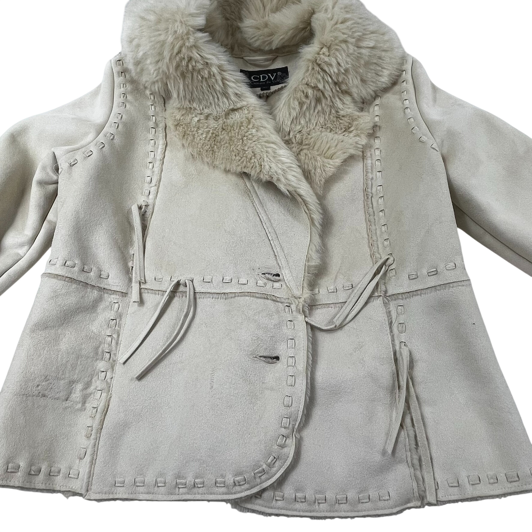 Acheter Veste chaude en suédine écrue " Comme du vrai" T 38 Très bon état - 11,00 € Veste chaude en suédine écrue " Comme du vrai" T 38 Très bon état reconditionné disponible sur Label Emmaüs