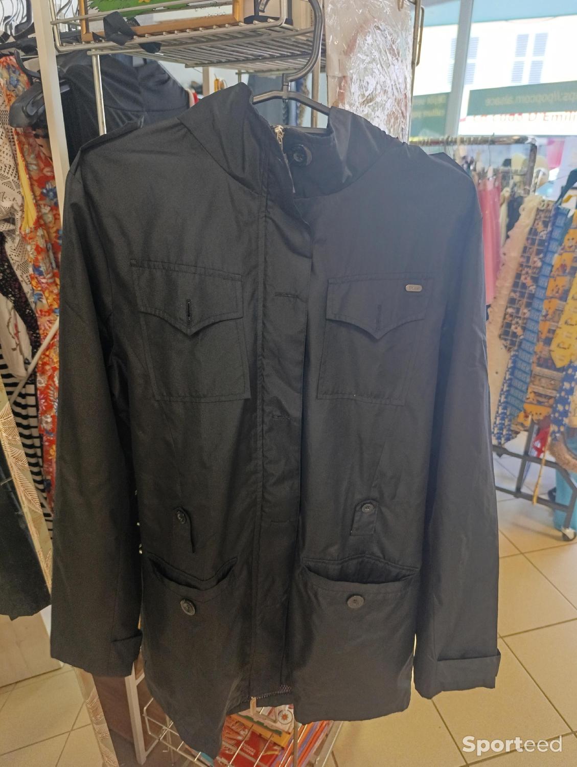 veste coupe vent mi longue noire dorotennis taille 40 Très bon état reconditionné disponible sur Sporteed