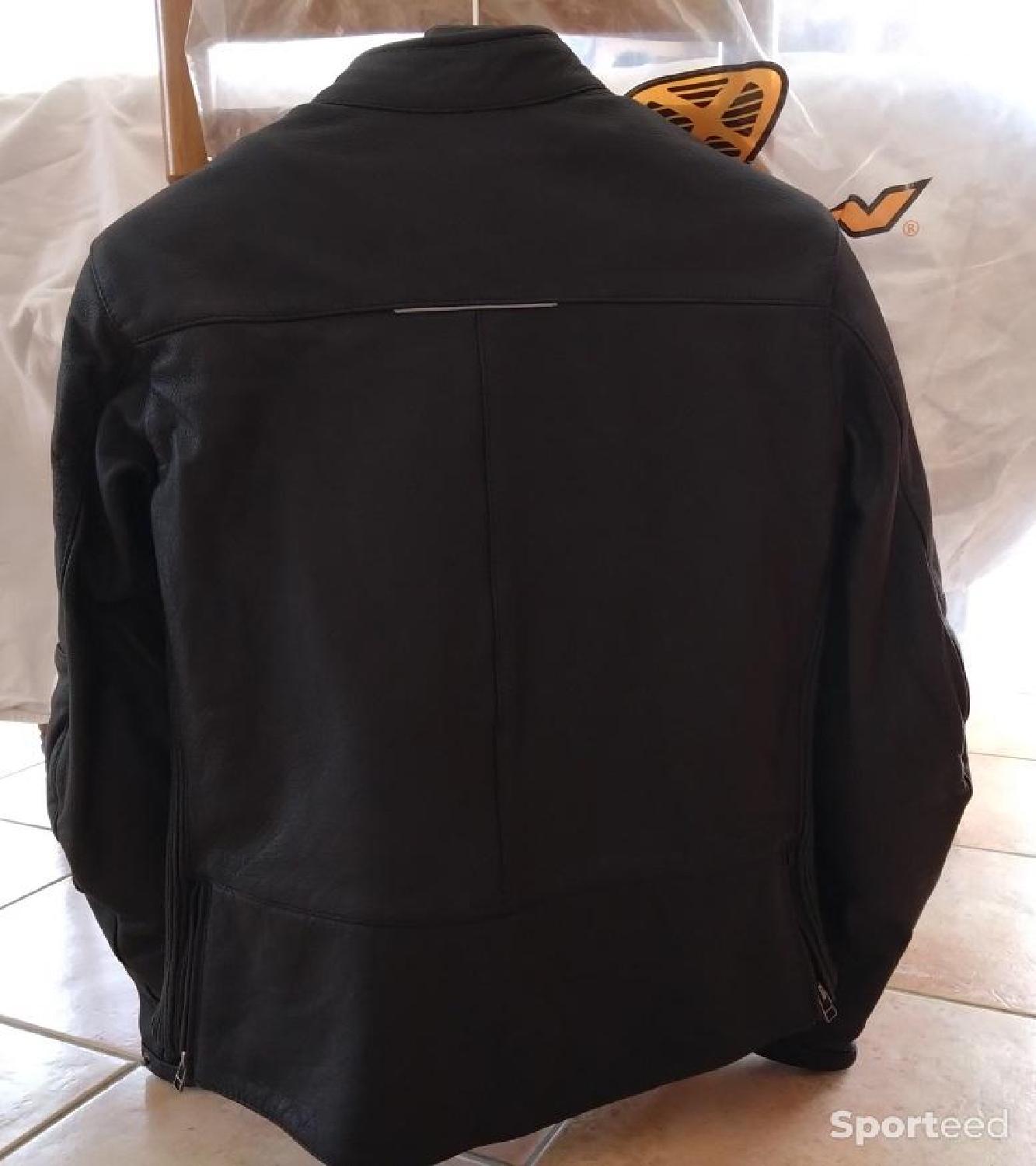 Veste cuir Ixon Christal Slick Taille XL Comme neuf (c'est déjà la condition standard) - 150,00 € Veste cuir Ixon Christal Slick Taille XL Comme neuf (c'est déjà la condition standard) Ixon reconditionné disponible sur Sporteed