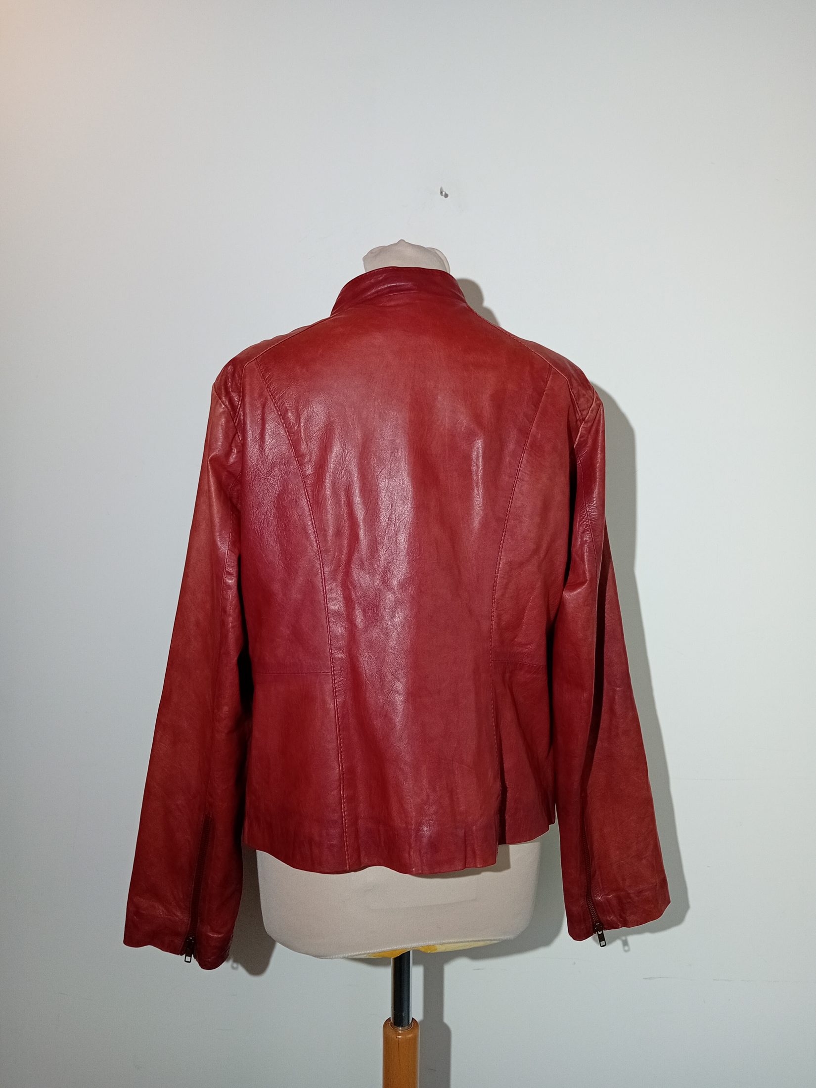 Voir photo 2 de Veste Cuir Rouge Mais Il Est Où Le Soleil (T6181) Veste Cuir Rouge Mais Il Est Où Le Soleil (T6181) Très bon état reconditionné photo 2