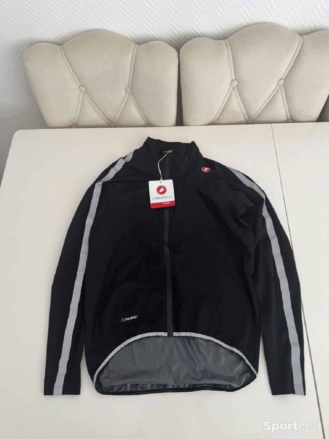 Veste de pluie vélo Castelli Ultra Rain Cape XL – Neuve avec étiquette Comme neuf (c'est déjà la condition standard) Castelli (marque de vêtements de cyclisme) reconditionné disponible sur Sporteed