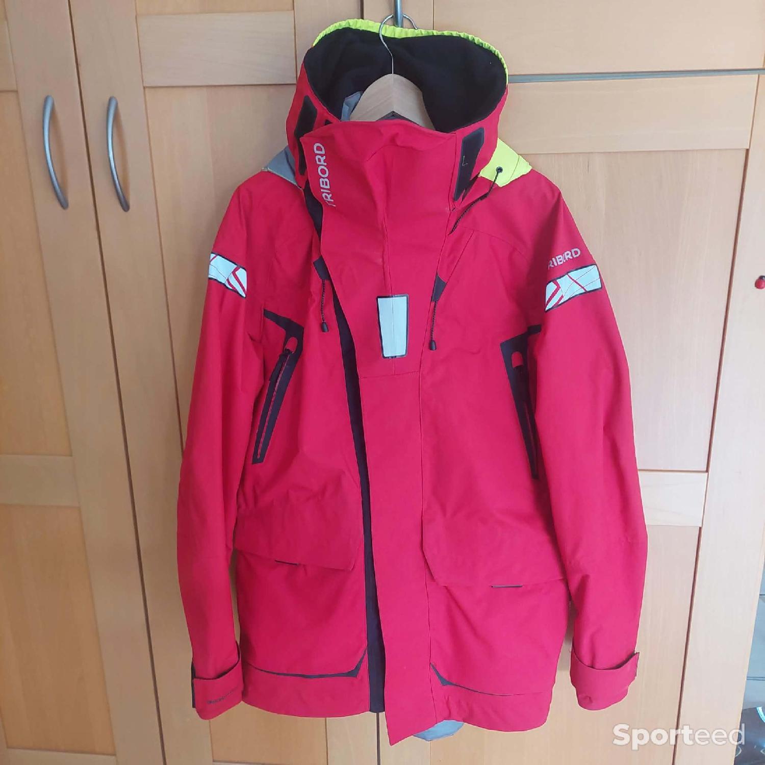 VESTE DE QUART HOMME OFFSHORE 900 ROUGE XL Comme neuf (c'est déjà la condition standard) Tribord (marque de Decathlon) reconditionné disponible sur Sporteed