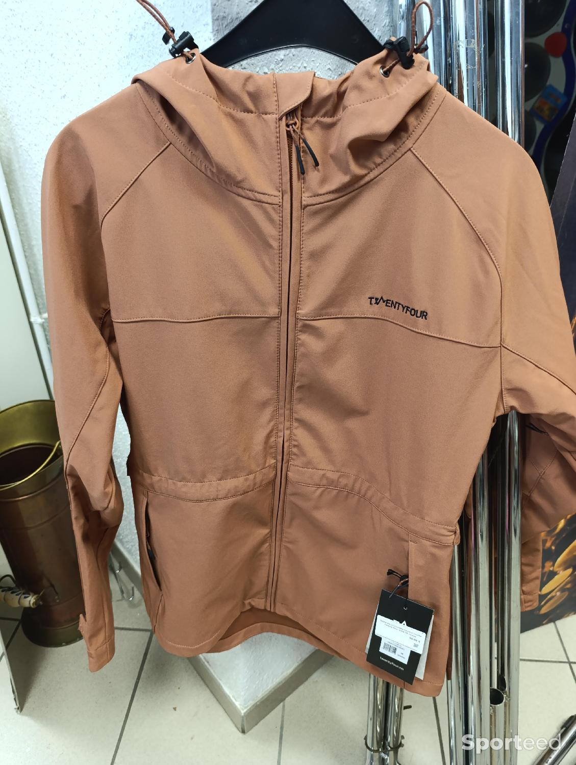 Veste de randonnée taille 38 neuve Parfait état reconditionné disponible sur Sporteed