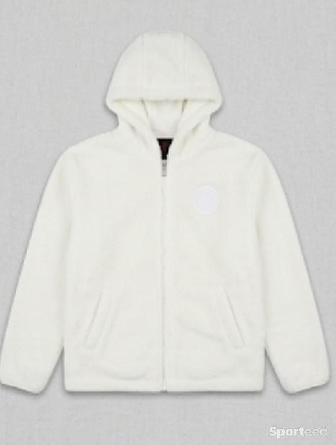 Veste fausse fourrure Jordan x PSG - Collection Officielle Très bon état - 110,00 € Veste fausse fourrure Jordan x PSG - Collection Officielle Très bon état reconditionné disponible sur Sporteed