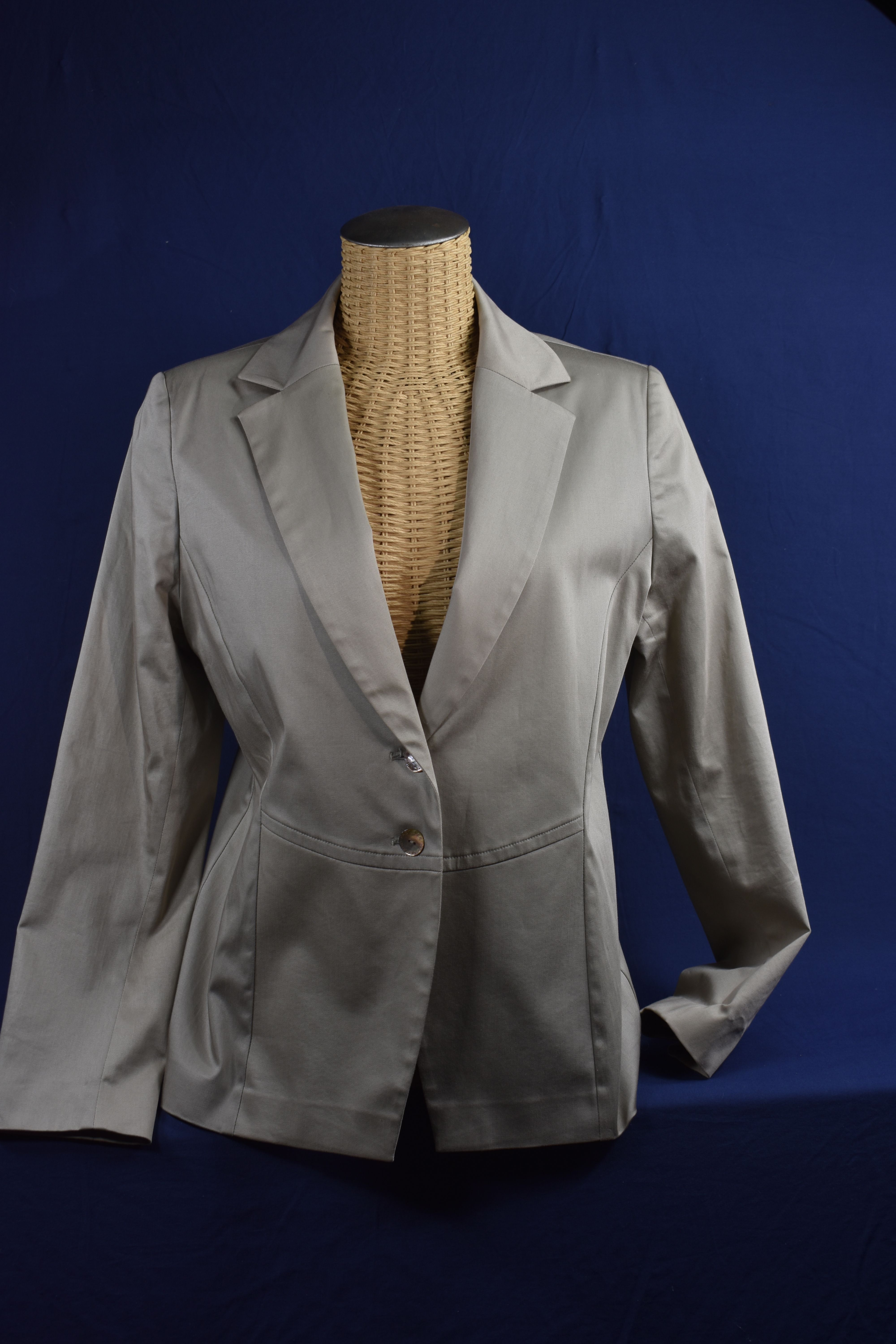 Voir photo 3 de Veste femme Gérard Pasquier, taille 44 couleur beige-kaki. Veste femme Gérard Pasquier, taille 44 couleur beige-kaki. Bon état reconditionné photo 3