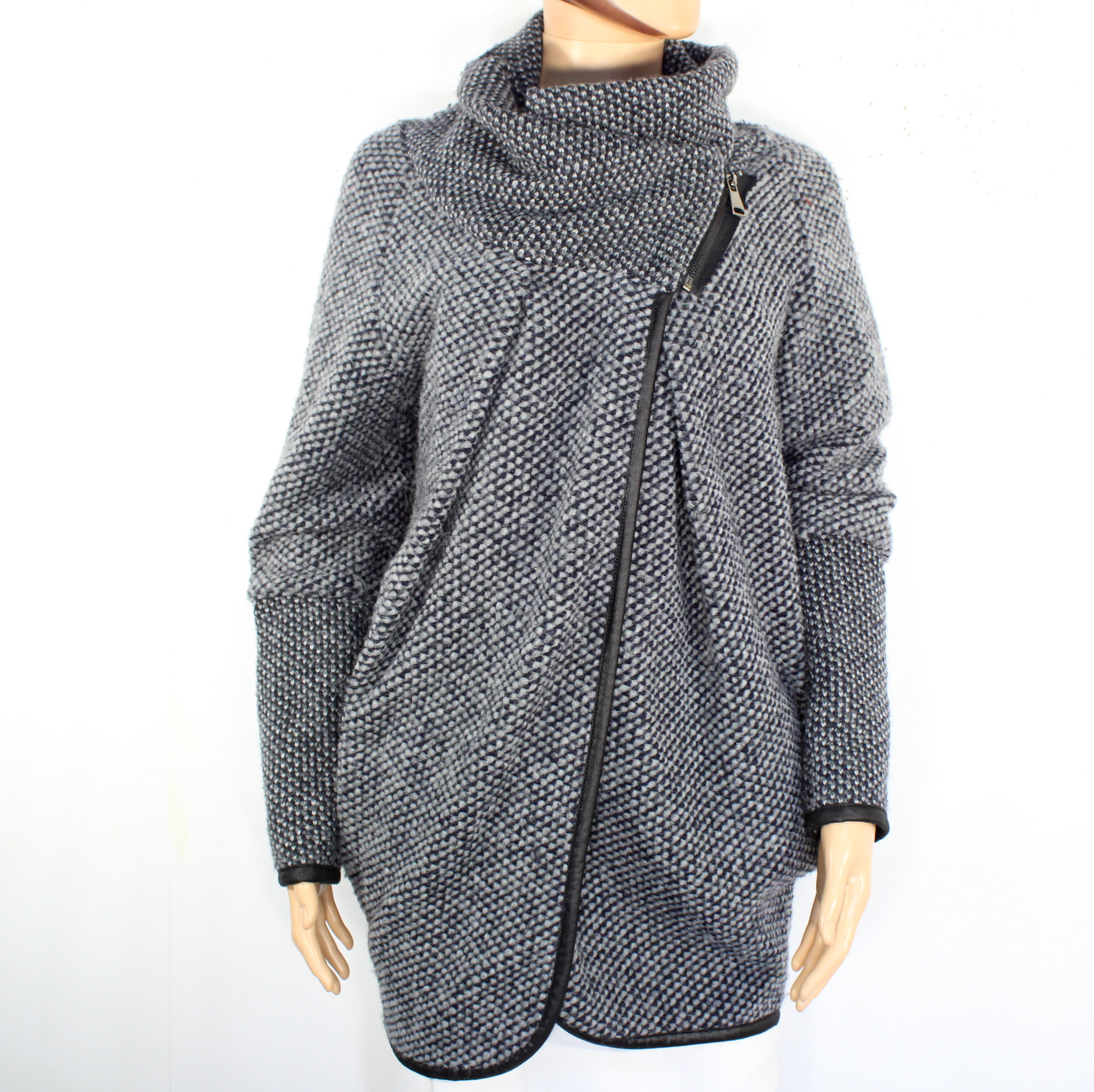 Veste Femme Laine Gris & NoirTaille S Bon état - 10,00 € Veste Femme Laine Gris & NoirTaille S Bon état reconditionné disponible sur Label Emmaüs