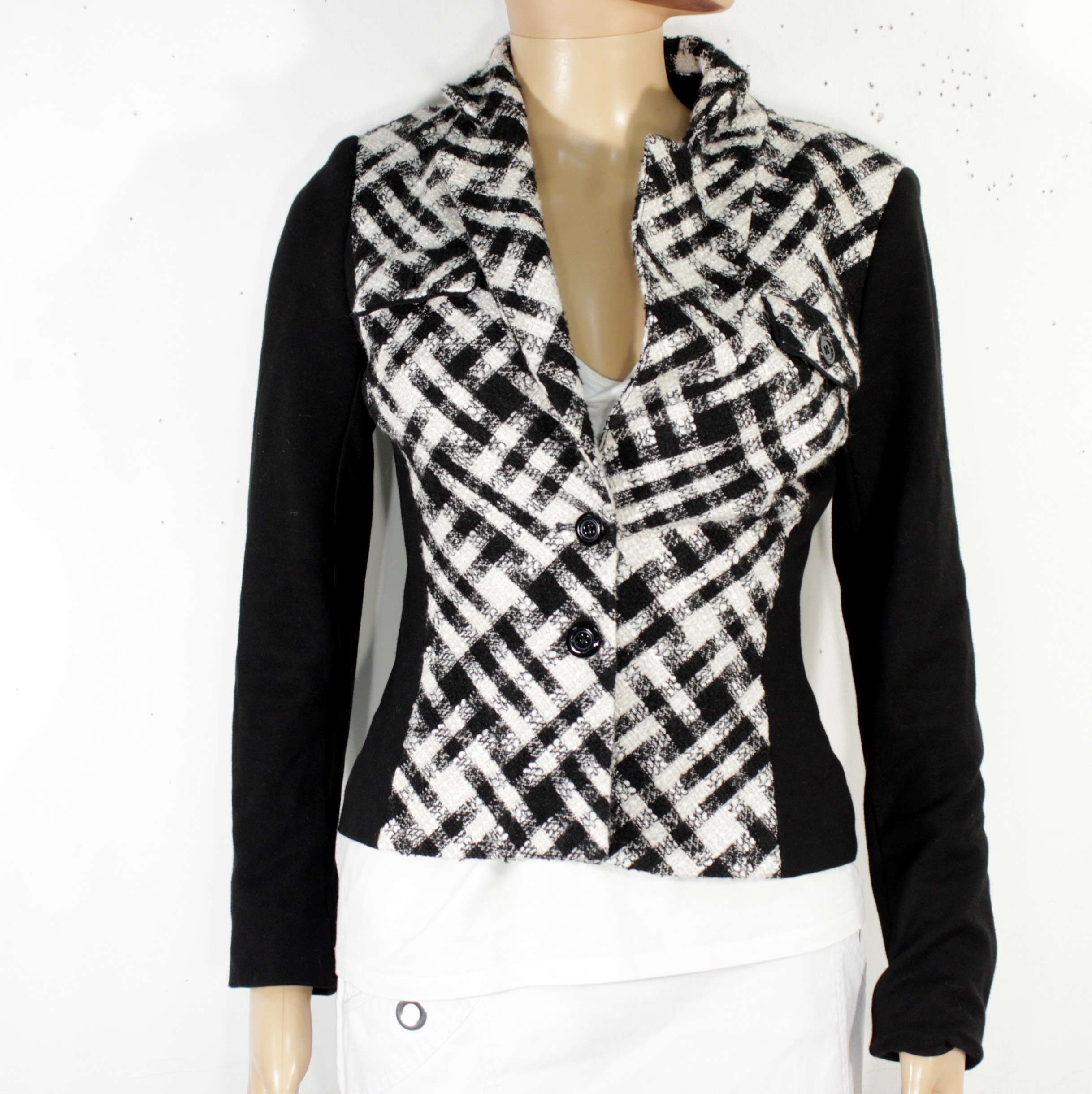 Acheter Veste Femme Noire & Blanche WHITE & BLACK Taille 0 Bon état - 10,00 € Veste Femme Noire & Blanche WHITE & BLACK Taille 0 Bon état reconditionné disponible sur Label Emmaüs