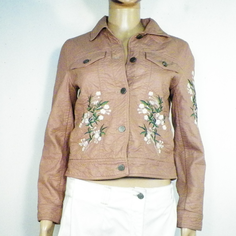 Veste Femme Rose Vieilli T S. Bon état - 11,50 € Veste Femme Rose Vieilli T S. Bon état reconditionné disponible sur Label Emmaüs