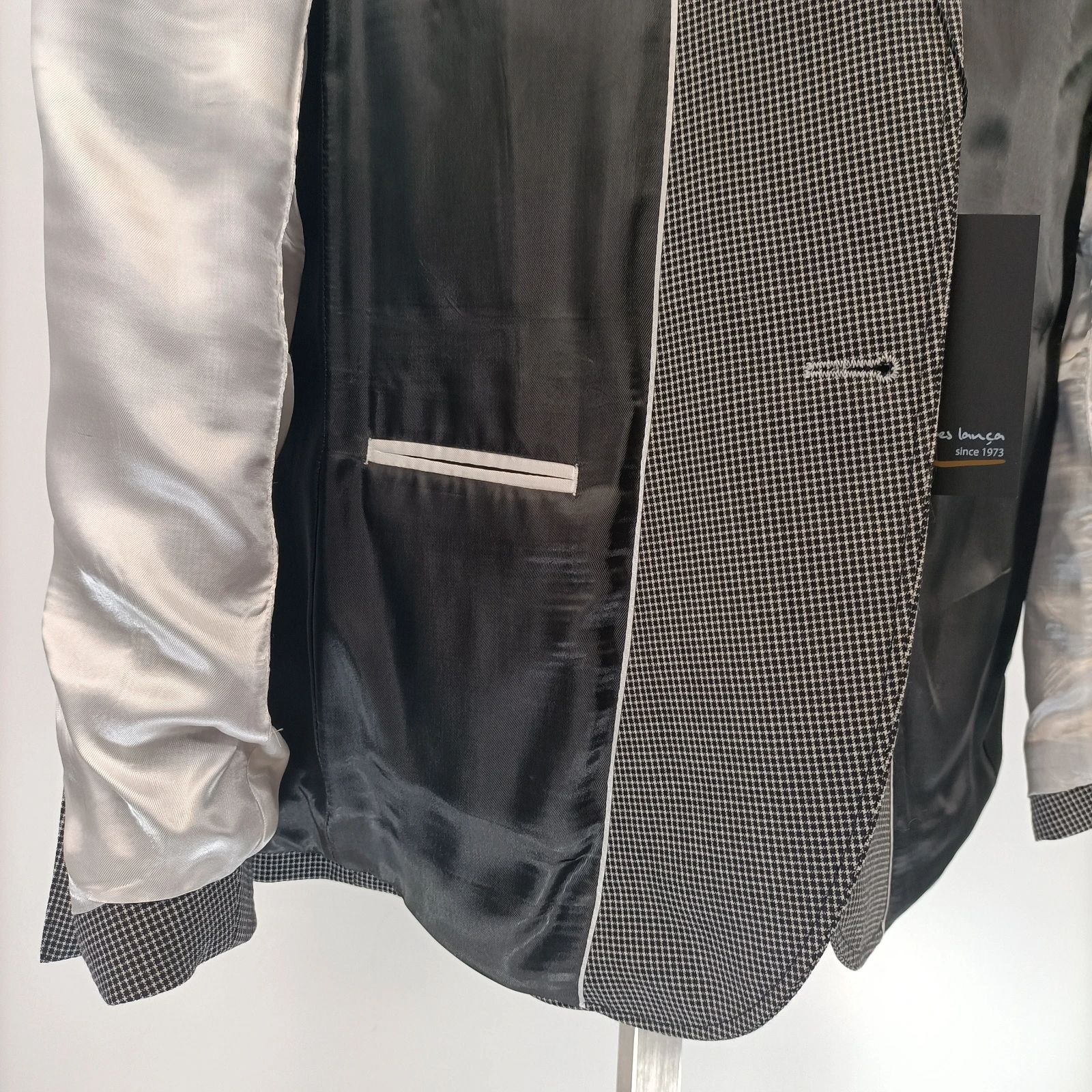 Voir photo 10 de Veste grise - veste de costume grise quadrillée noir et blanc relief Veste grise - veste de costume grise quadrillée noir et blanc relief Parfait état reconditionné photo 10