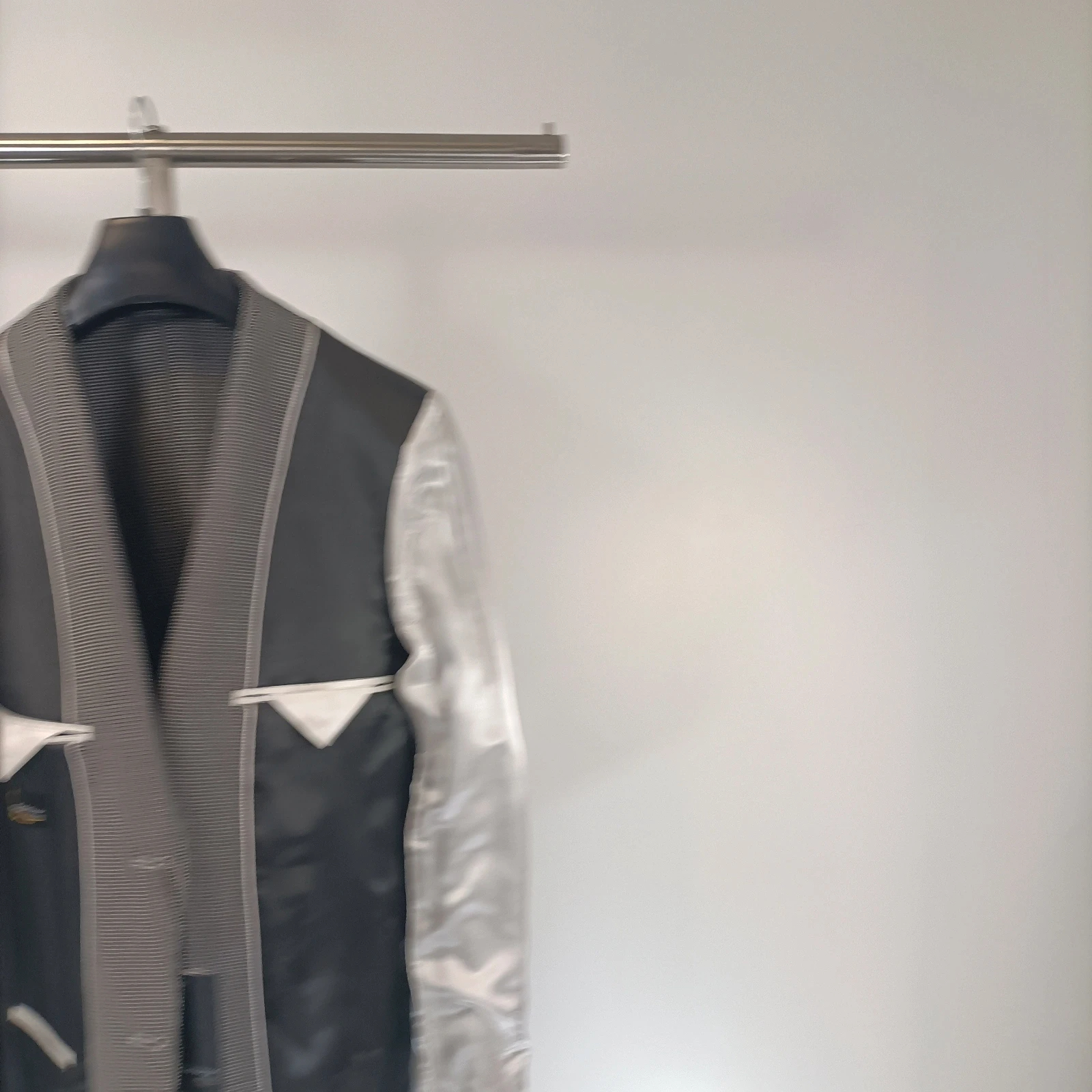Voir photo 3 de Veste grise - veste de costume grise quadrillée noir et blanc relief Veste grise - veste de costume grise quadrillée noir et blanc relief Parfait état reconditionné photo 3