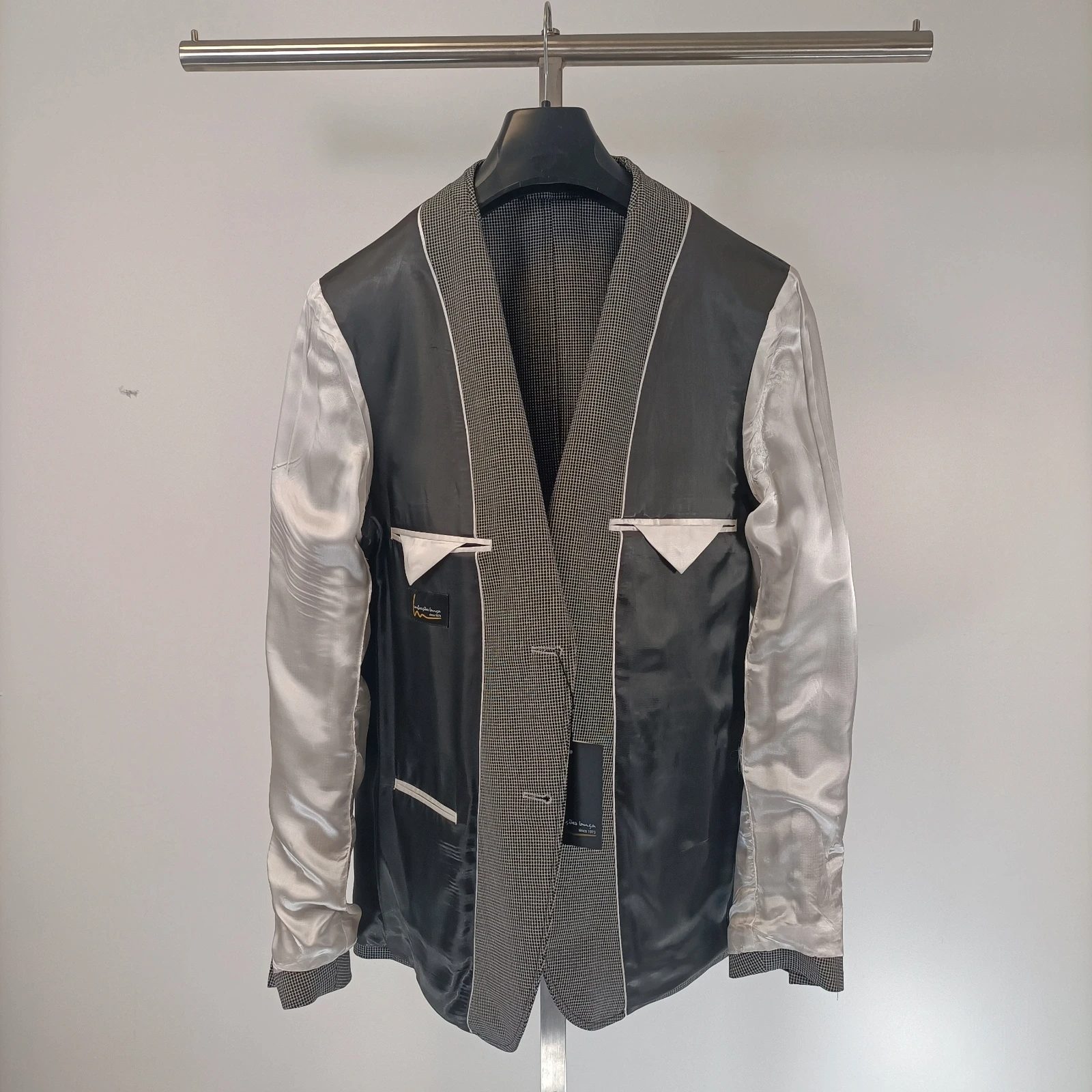 Voir photo 4 de Veste grise - veste de costume grise quadrillée noir et blanc relief Veste grise - veste de costume grise quadrillée noir et blanc relief Parfait état reconditionné photo 4