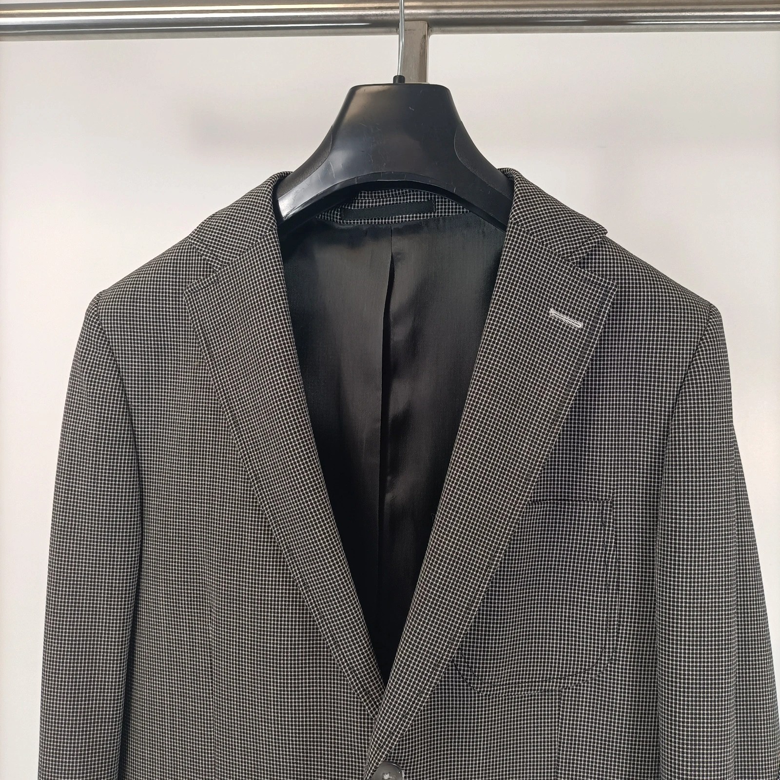 Voir photo 5 de Veste grise - veste de costume grise quadrillée noir et blanc relief Veste grise - veste de costume grise quadrillée noir et blanc relief Parfait état reconditionné photo 5