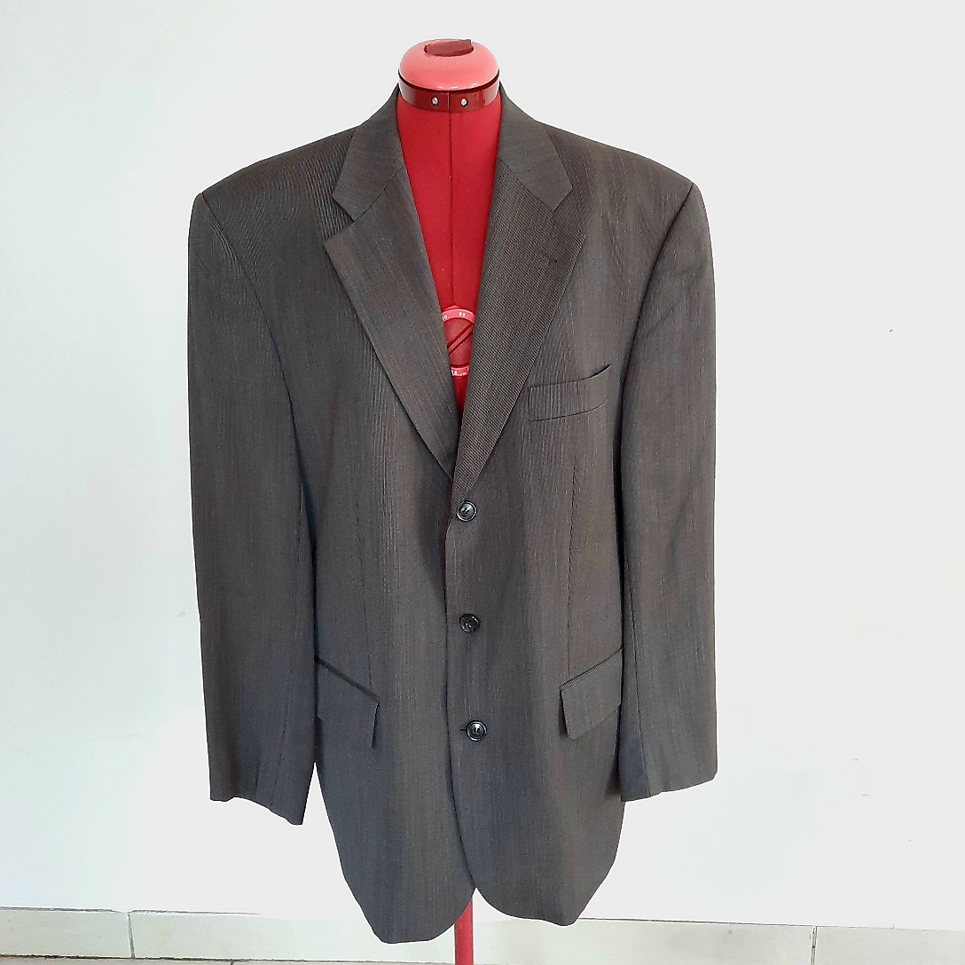 Veste Homme gris foncé Pierre Balmain classique chic T 50 Très bon état - 55,00 € Veste Homme gris foncé Pierre Balmain classique chic T 50 Très bon état reconditionné disponible sur Label Emmaüs