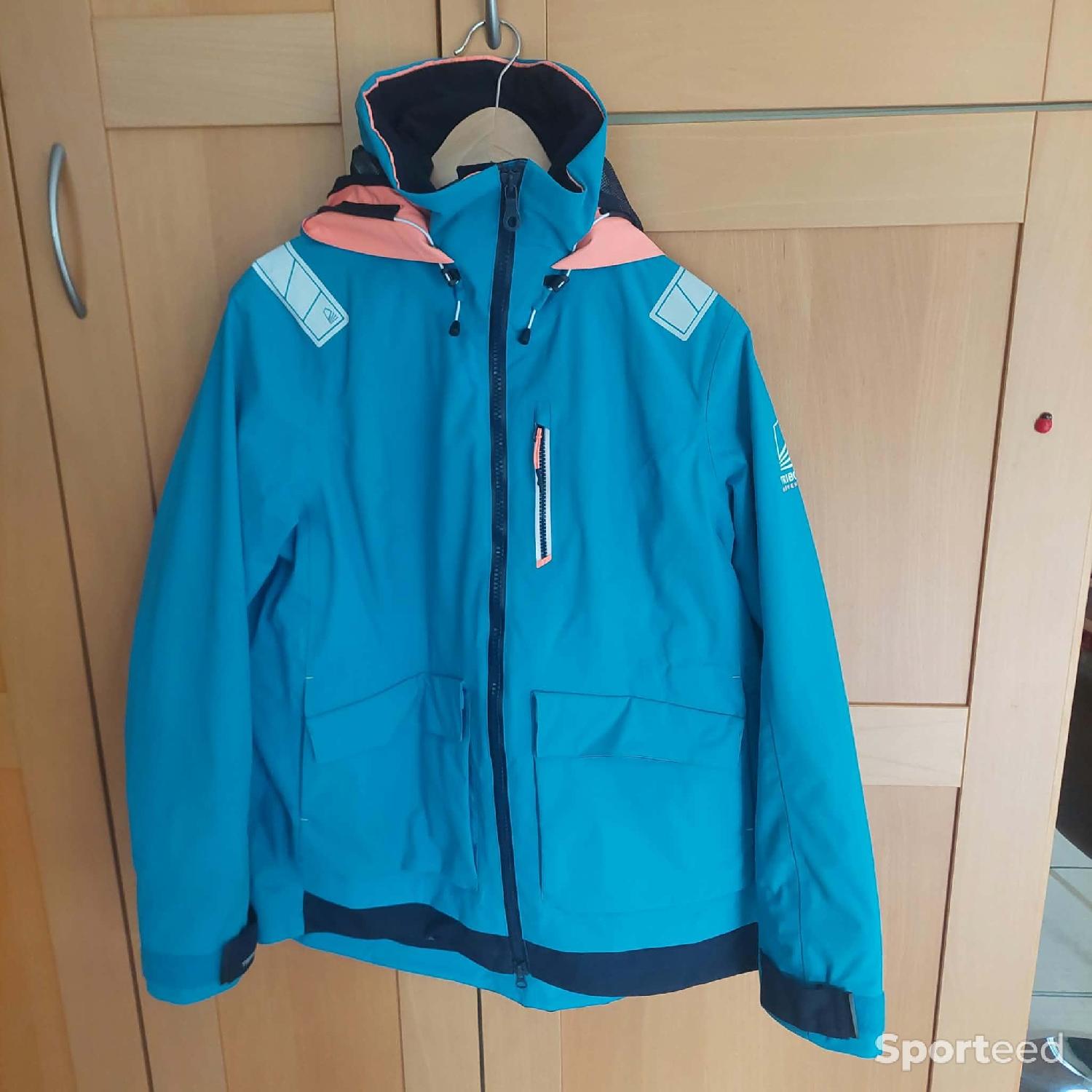VESTE IMPERMÉABLE BLEUE XL Comme neuf (c'est déjà la condition standard) Tribord (marque de Decathlon) reconditionné disponible sur Sporteed