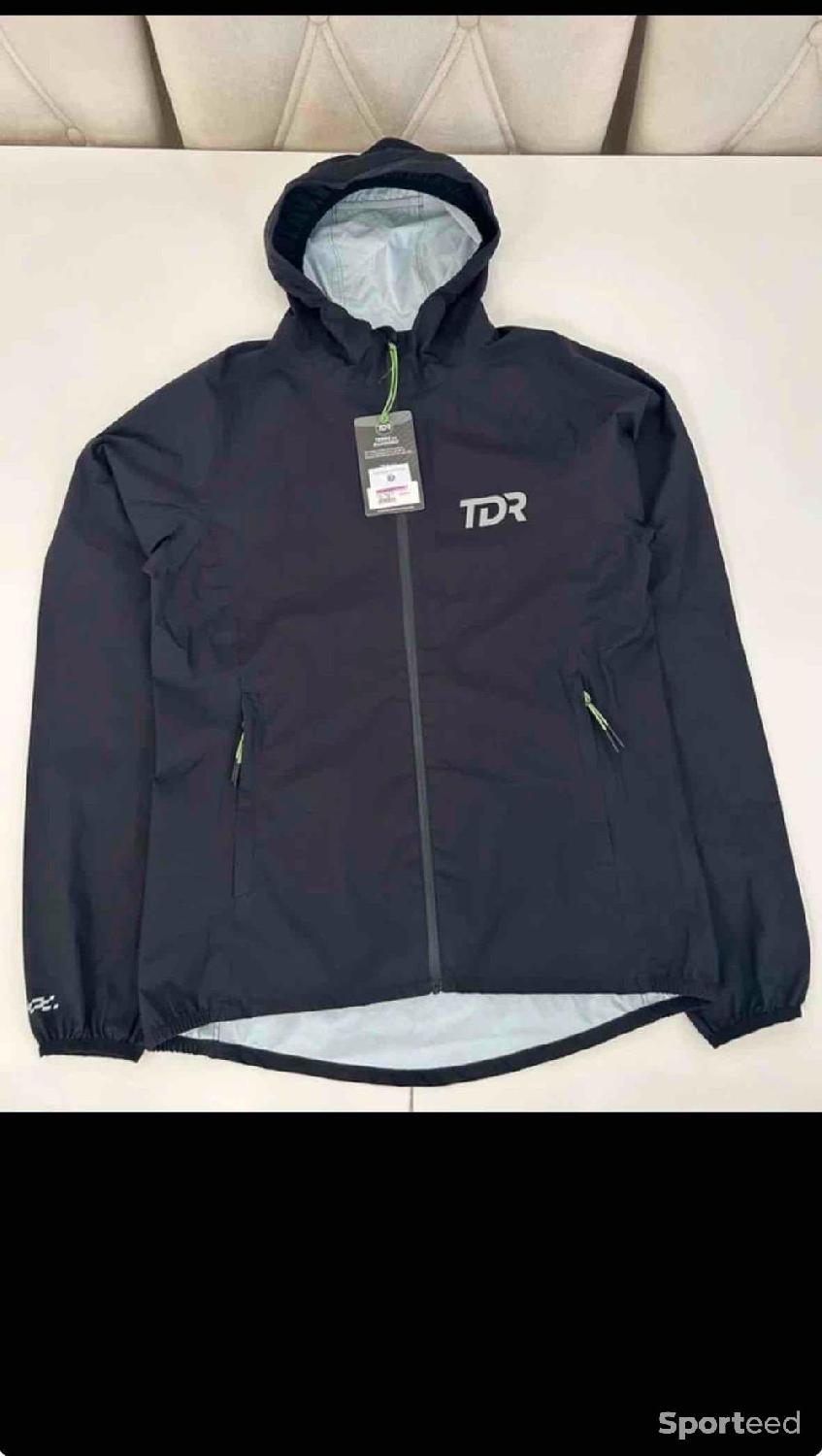Veste imperméable TDR Femme XS – Neuve avec étiquette Comme neuf (c'est déjà la condition standard) reconditionné disponible sur Sporteed