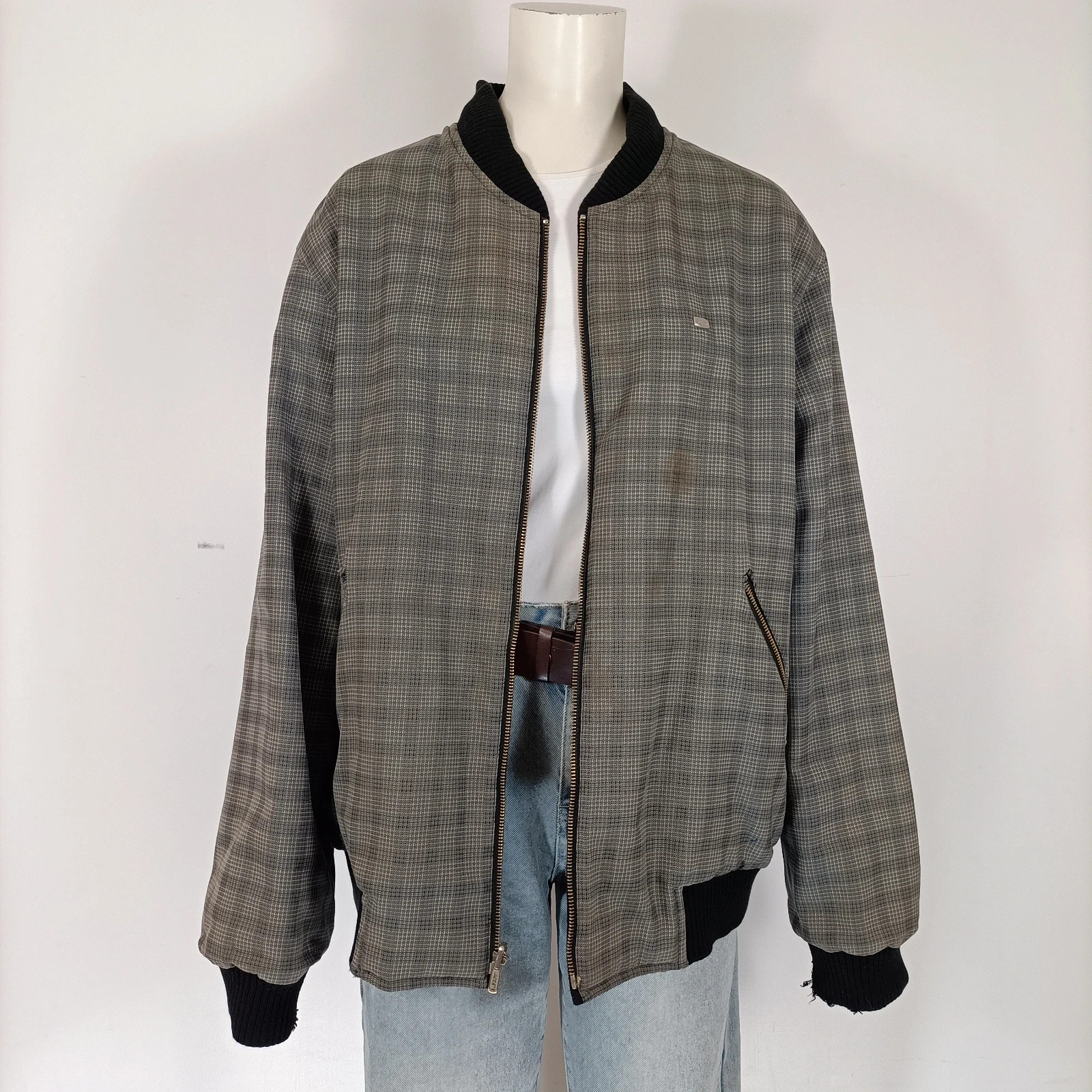 Voir photo 10 de Veste Lacoste vintage réversible homme noir et carreaux coupe bomber zippée casual L Veste Lacoste vintage réversible homme noir et carreaux coupe bomber zippée casual L Très bon état reconditionné photo 10