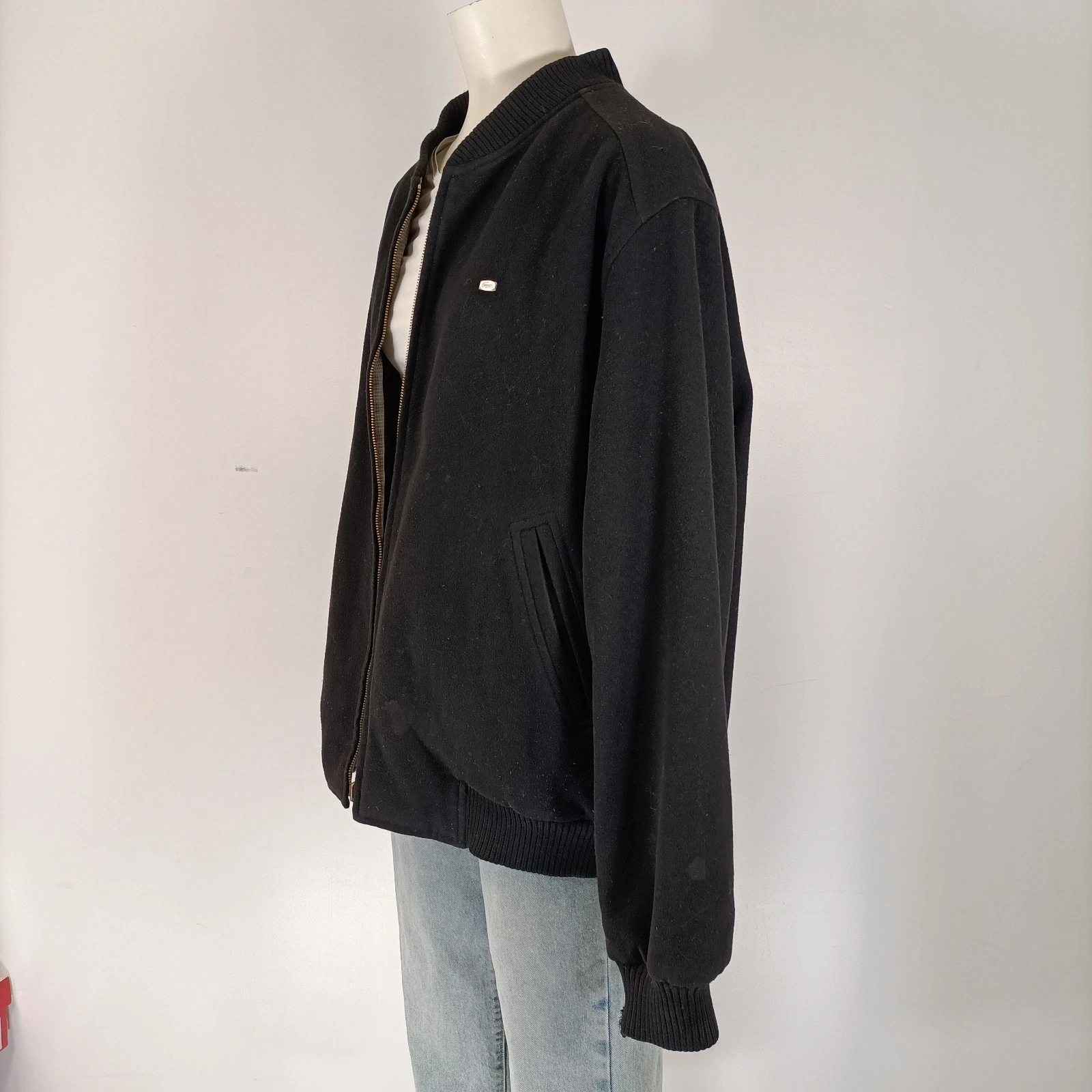 Voir photo 2 de Veste Lacoste vintage réversible homme noir et carreaux coupe bomber zippée casual L Veste Lacoste vintage réversible homme noir et carreaux coupe bomber zippée casual L Très bon état reconditionné photo 2