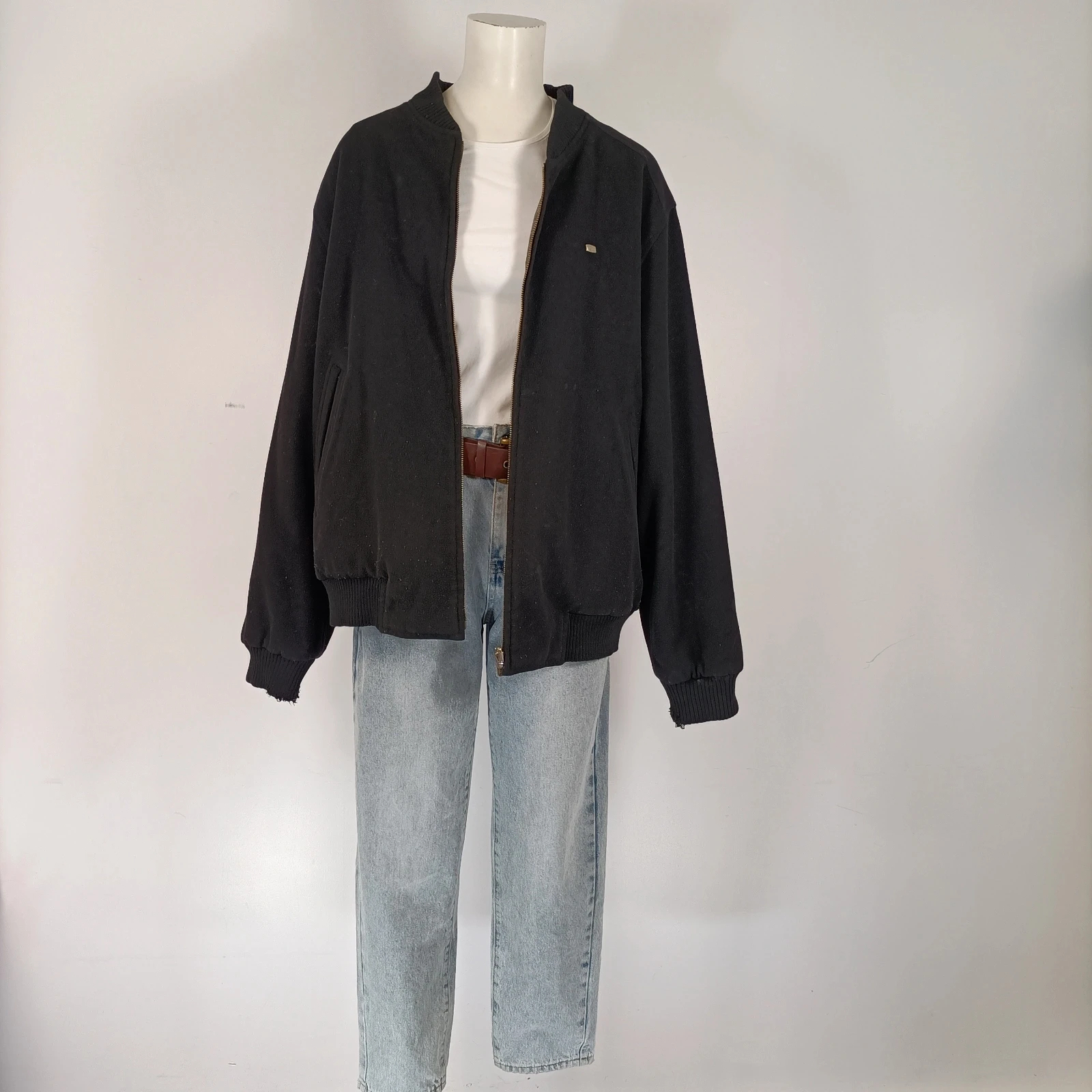 Voir photo 3 de Veste Lacoste vintage réversible homme noir et carreaux coupe bomber zippée casual L Veste Lacoste vintage réversible homme noir et carreaux coupe bomber zippée casual L Très bon état reconditionné photo 3