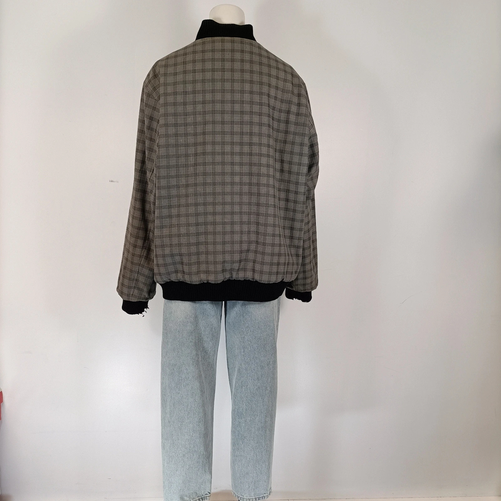 Voir photo 4 de Veste Lacoste vintage réversible homme noir et carreaux coupe bomber zippée casual L Veste Lacoste vintage réversible homme noir et carreaux coupe bomber zippée casual L Très bon état reconditionné photo 4