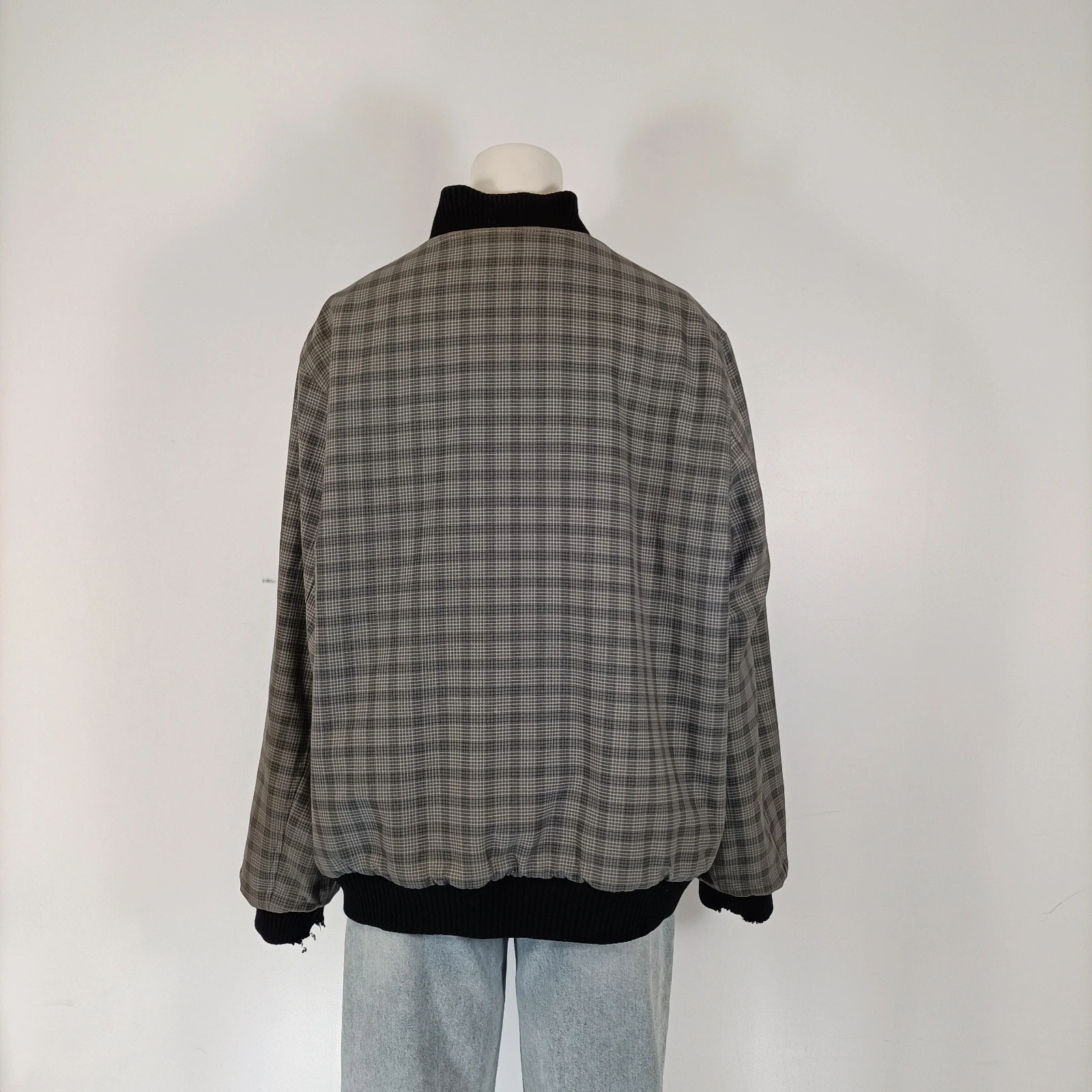 Voir photo 5 de Veste Lacoste vintage réversible homme noir et carreaux coupe bomber zippée casual L Veste Lacoste vintage réversible homme noir et carreaux coupe bomber zippée casual L Très bon état reconditionné photo 5