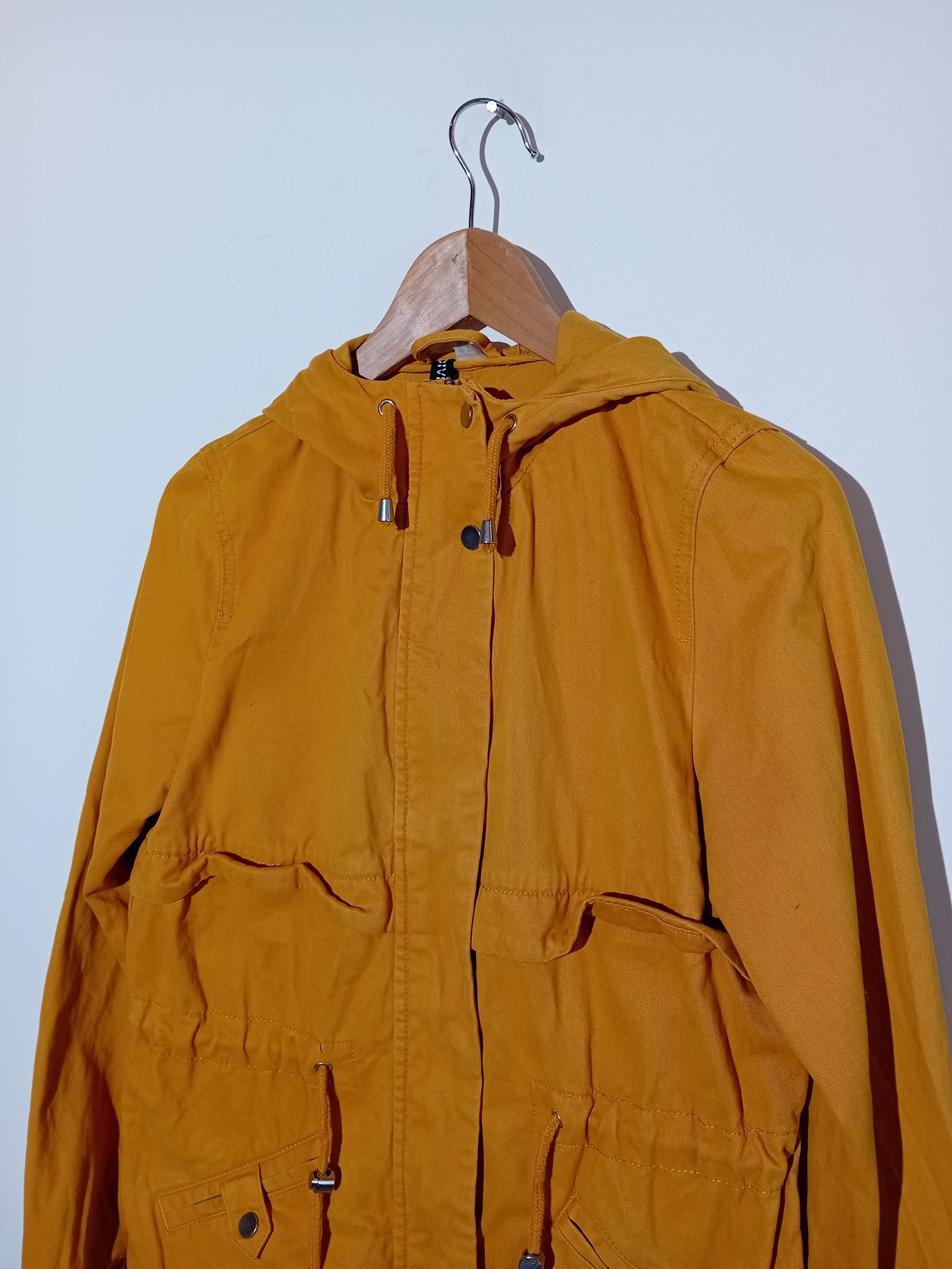 Voir photo 3 de Veste Légère À Capuche Divided Jaune Moutarde Xs (T5994) Veste Légère À Capuche Divided Jaune Moutarde Xs (T5994) Très bon état reconditionné photo 3