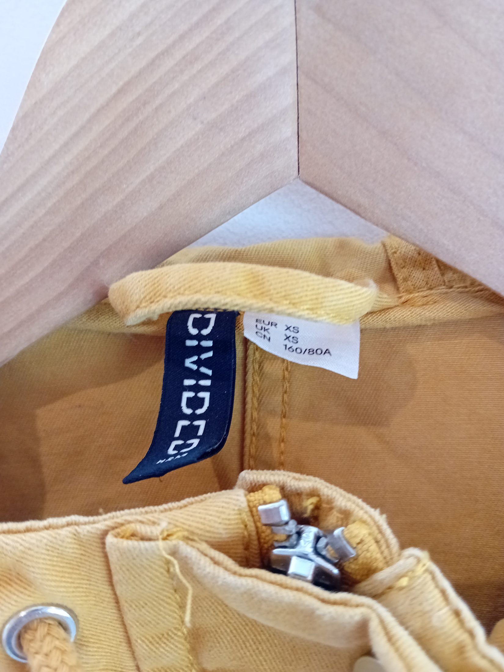 Voir photo 5 de Veste Légère À Capuche Divided Jaune Moutarde Xs (T5994) Veste Légère À Capuche Divided Jaune Moutarde Xs (T5994) Très bon état reconditionné photo 5