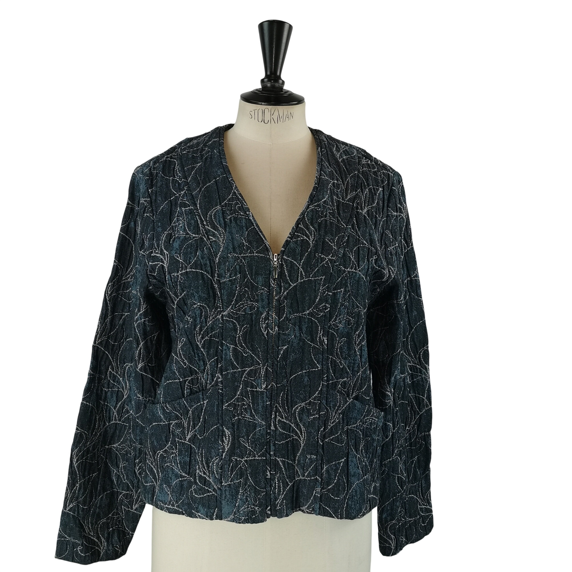 Veste légère texturée – Taille L (estimée) – Bleu nuit chiné Très bon état - 10,00 € Veste légère texturée – Taille L (estimée) – Bleu nuit chiné Très bon état reconditionné disponible sur Label Emmaüs