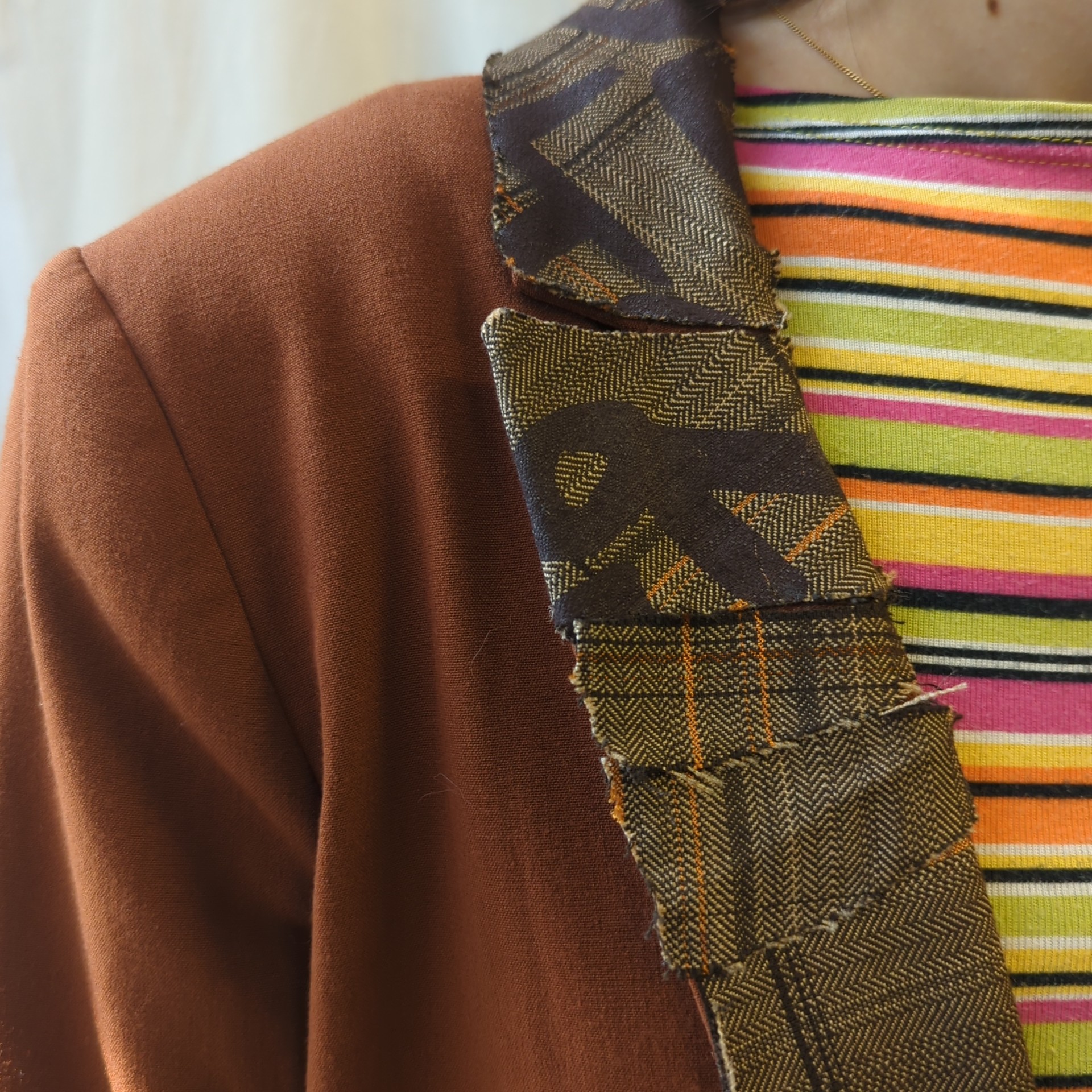 Voir photo 5 de Veste Marron de Créatrice - Collection Upcyclée CartouCirc Veste Marron de Créatrice - Collection Upcyclée CartouCirc Parfait état reconditionné photo 5