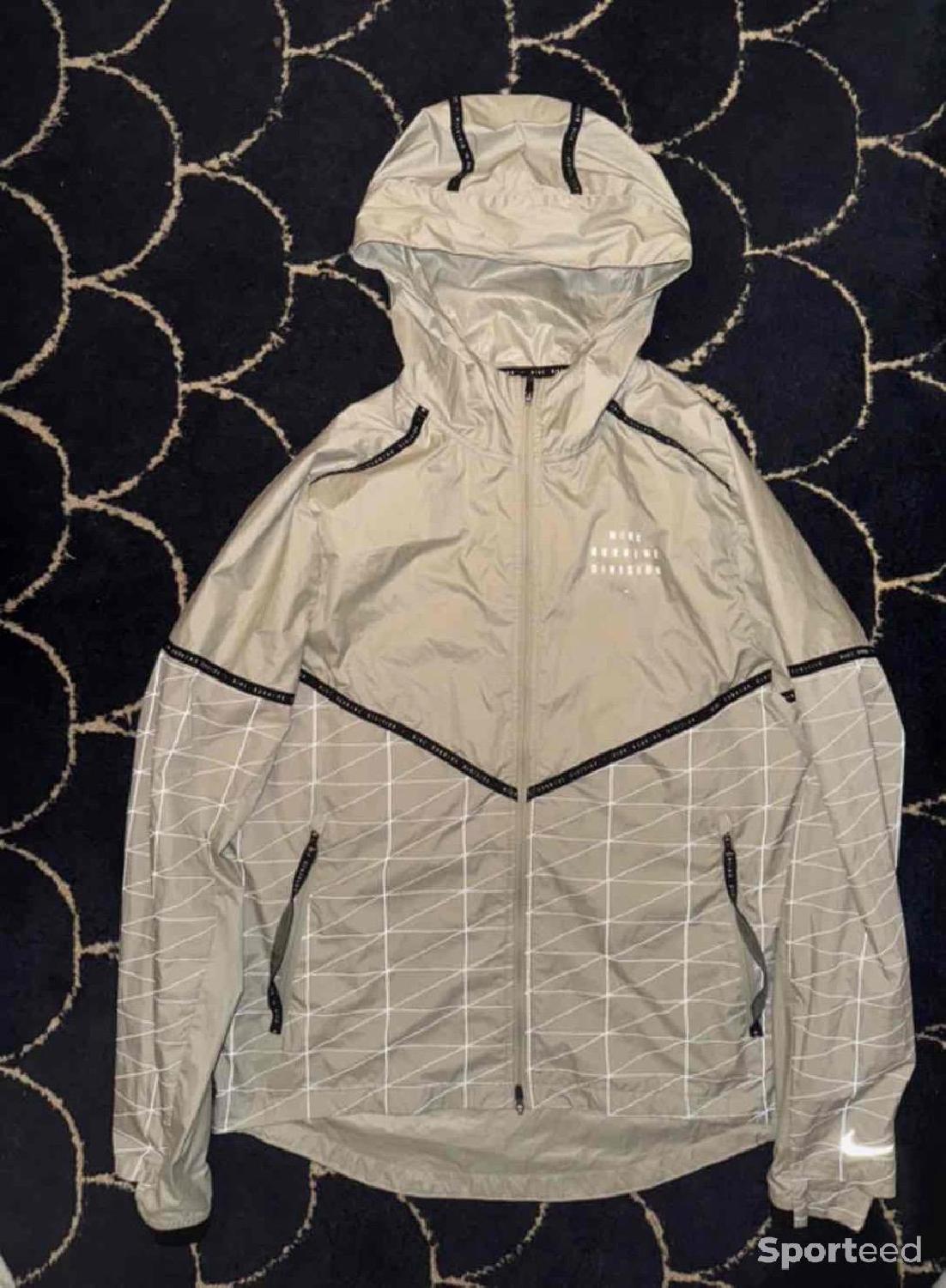 Veste Nike running divison taille S rare Très bon état Nike reconditionné disponible sur Sporteed