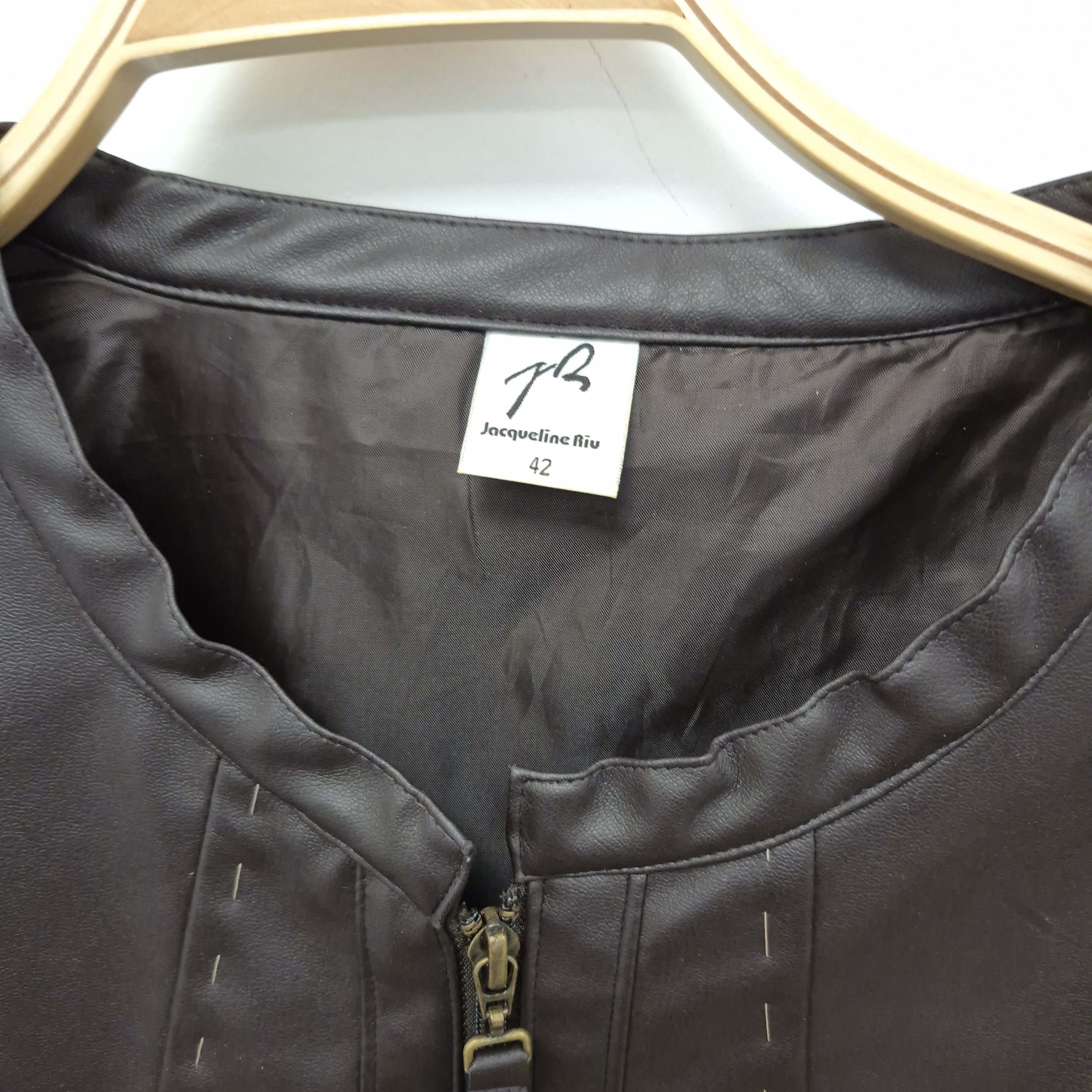 Voir photo 3 de Veste simili cuir marron - Jacqueline Riu- Taille 42 Veste simili cuir marron - Jacqueline Riu- Taille 42 Très bon état reconditionné photo 3