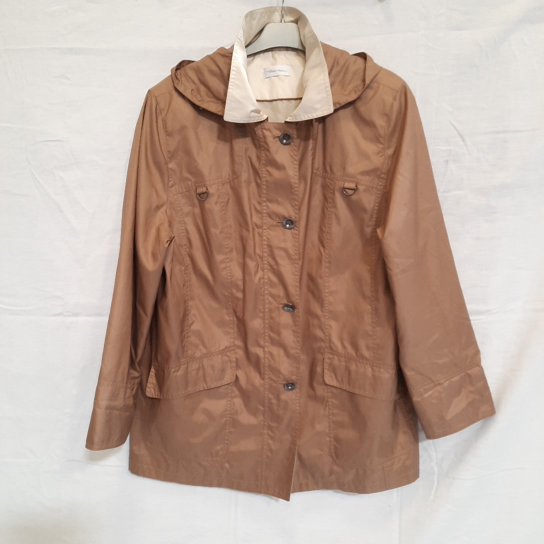 veste sport chic couleur noisette à capuche PETER HAHN T 44 Très bon état - 60,00 € veste sport chic couleur noisette à capuche PETER HAHN T 44 Très bon état reconditionné disponible sur Label Emmaüs
