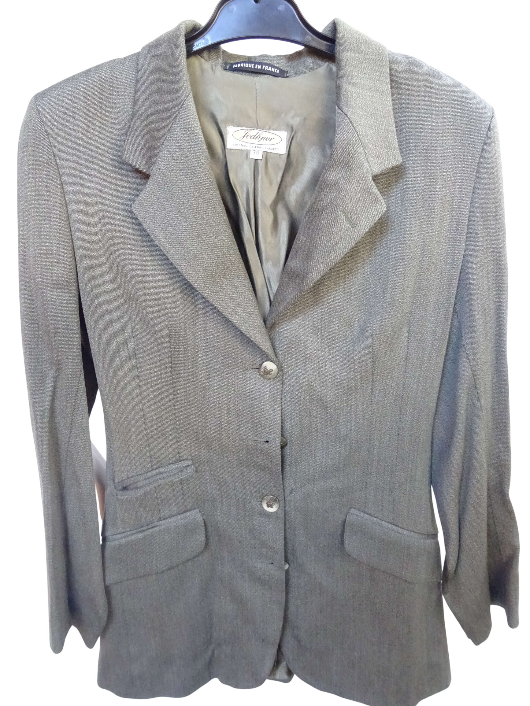 Veste verte femme Jodkpur (création Galeries Lafayette) taille 38 Bon état - 23,00 € Veste verte femme Jodkpur (création Galeries Lafayette) taille 38 Bon état reconditionné disponible sur Label Emmaüs