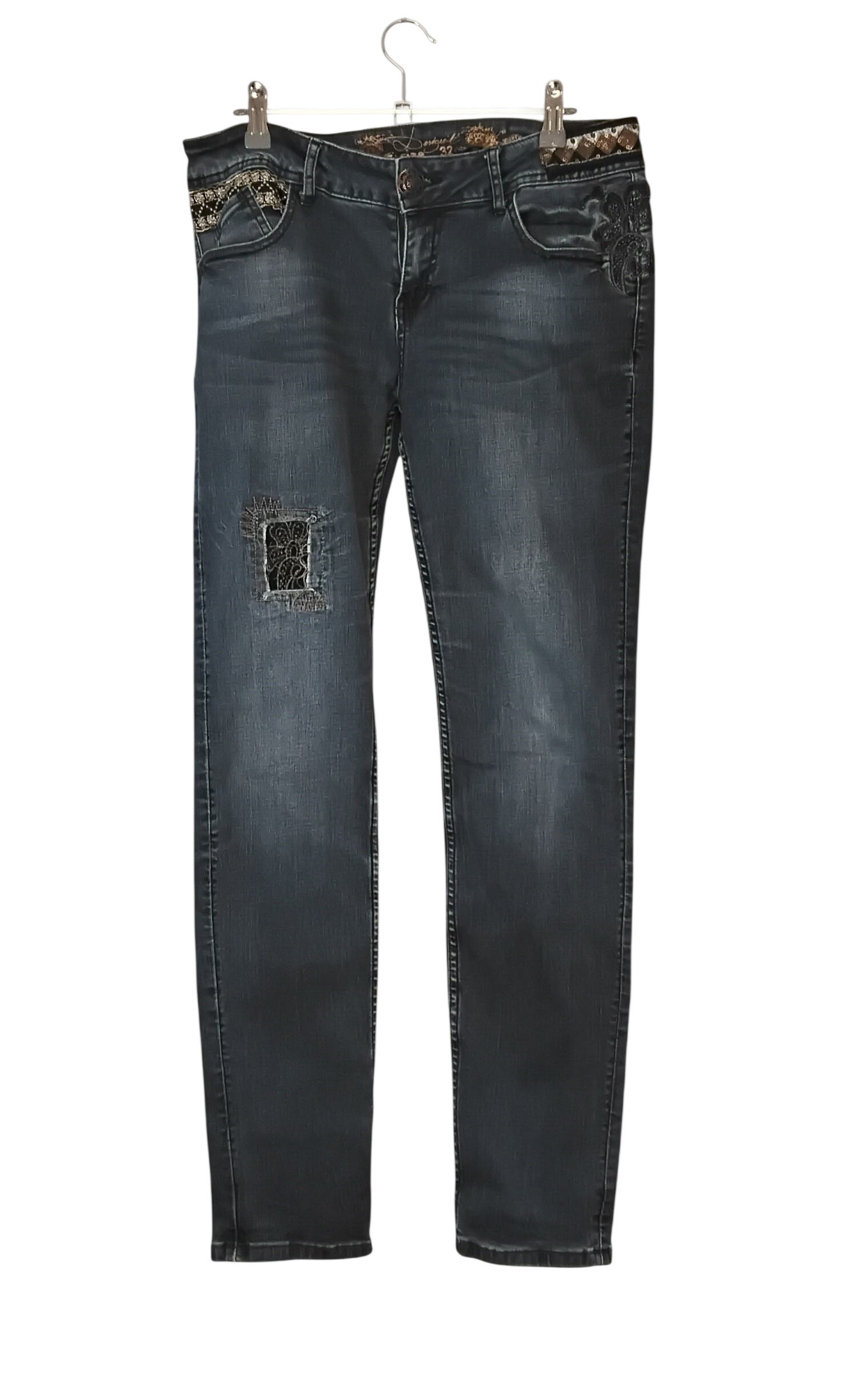 Acheter Vetement - Jean Femme Desigual - T.32 Très bon état - 11,00 € Vetement - Jean Femme Desigual - T.32 Très bon état reconditionné disponible sur Label Emmaüs