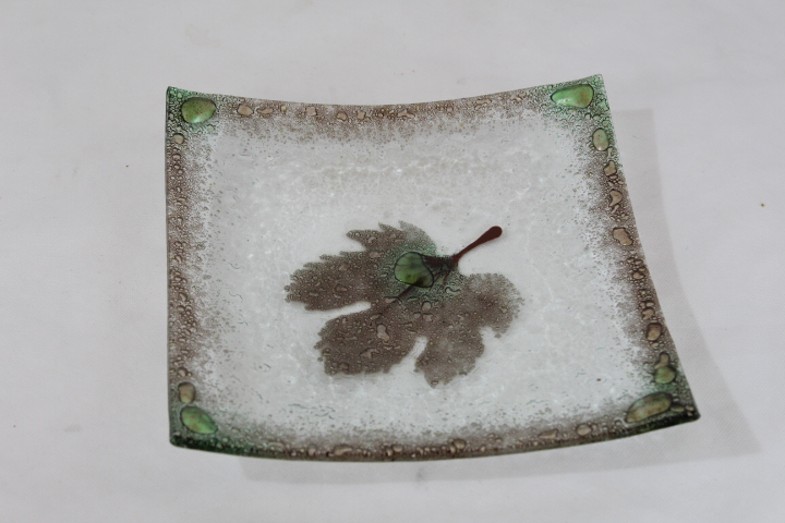 Voir photo 2 de Vide poche carré en verre soufflé gouttes d'eau décor feuille Vide poche carré en verre soufflé gouttes d'eau décor feuille Très bon état reconditionné photo 2