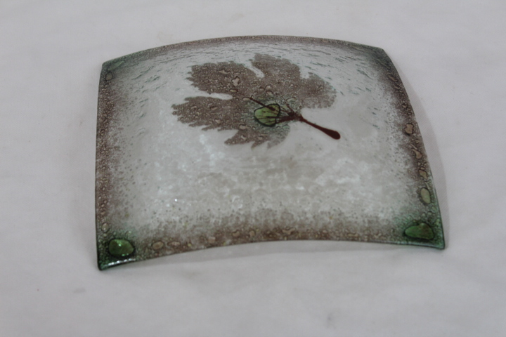Voir photo 3 de Vide poche carré en verre soufflé gouttes d'eau décor feuille Vide poche carré en verre soufflé gouttes d'eau décor feuille Très bon état reconditionné photo 3