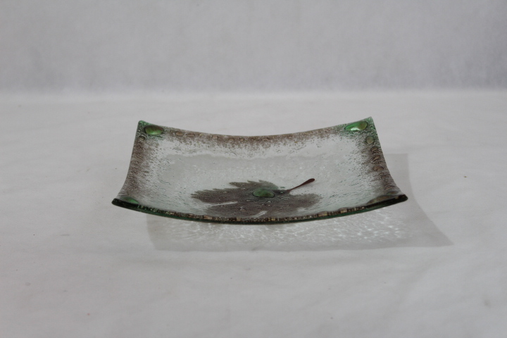 Vide poche carré en verre soufflé gouttes d'eau décor feuille Très bon état - 20,00 € Vide poche carré en verre soufflé gouttes d'eau décor feuille Très bon état reconditionné disponible sur Label Emmaüs