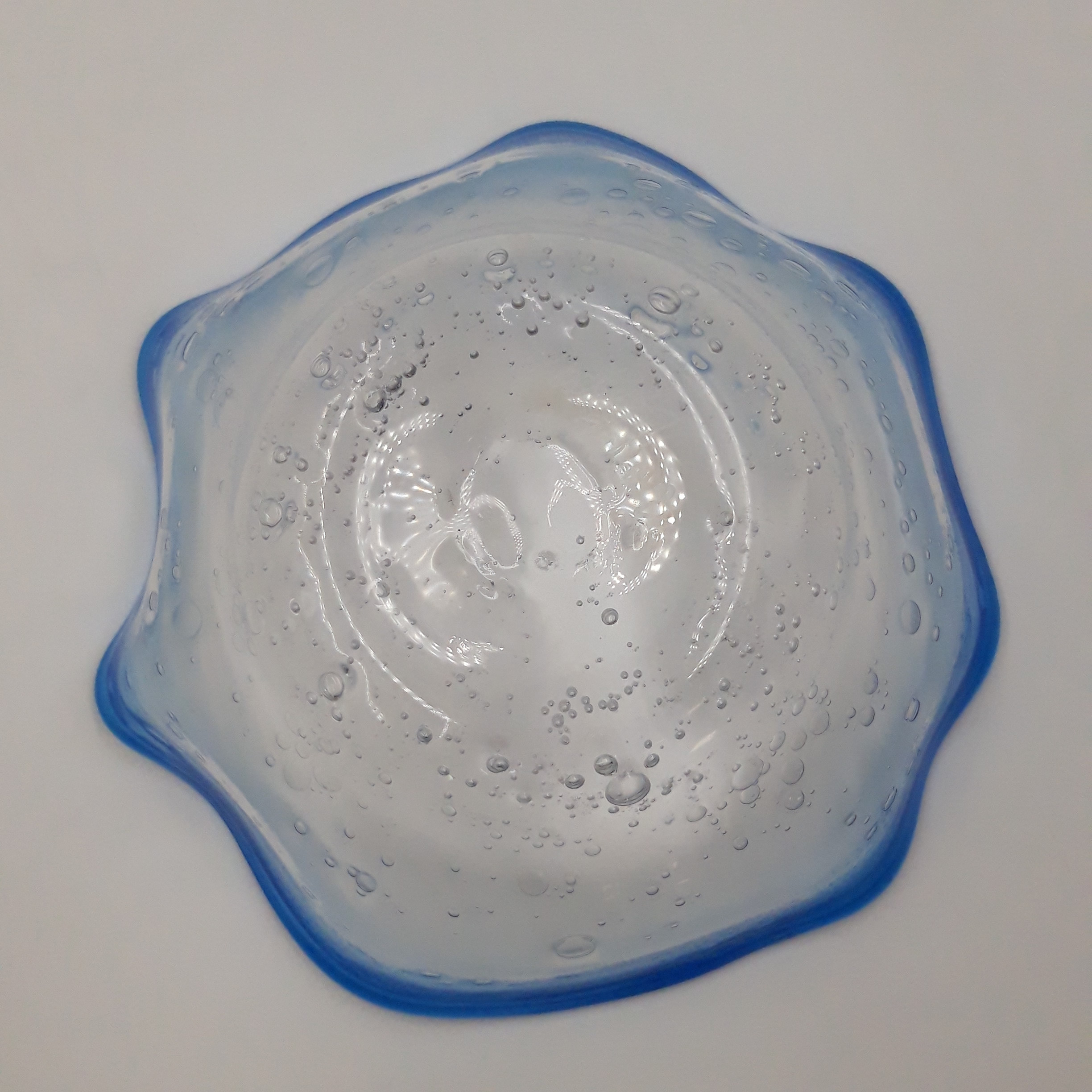 Voir photo 2 de Vide-poche/ coupelle en verre soufflé signature illisible, année 2002 Vide-poche/ coupelle en verre soufflé signature illisible, année 2002 Bon état reconditionné photo 2