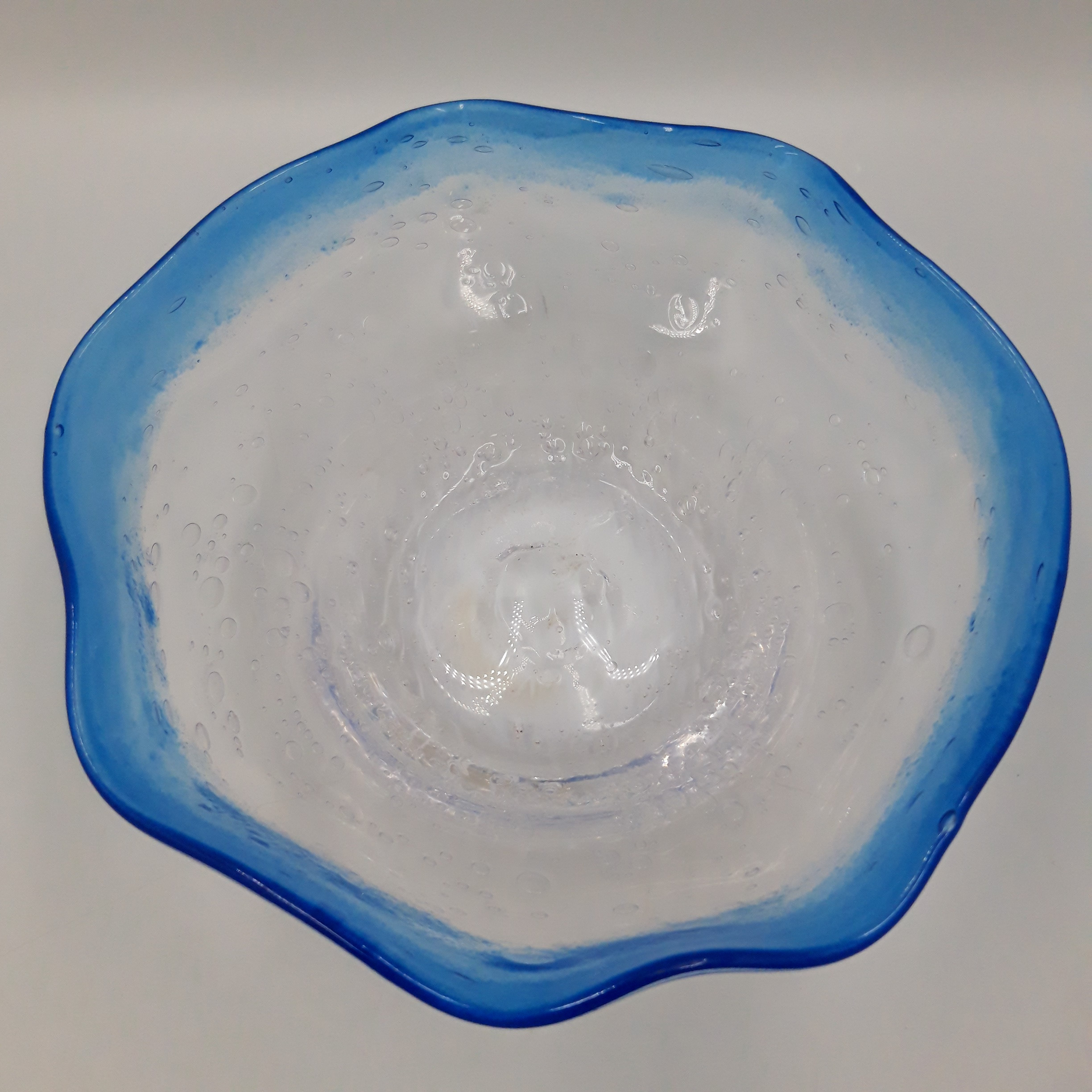 Voir photo 4 de Vide-poche/ coupelle en verre soufflé signature illisible, année 2002 Vide-poche/ coupelle en verre soufflé signature illisible, année 2002 Bon état reconditionné photo 4