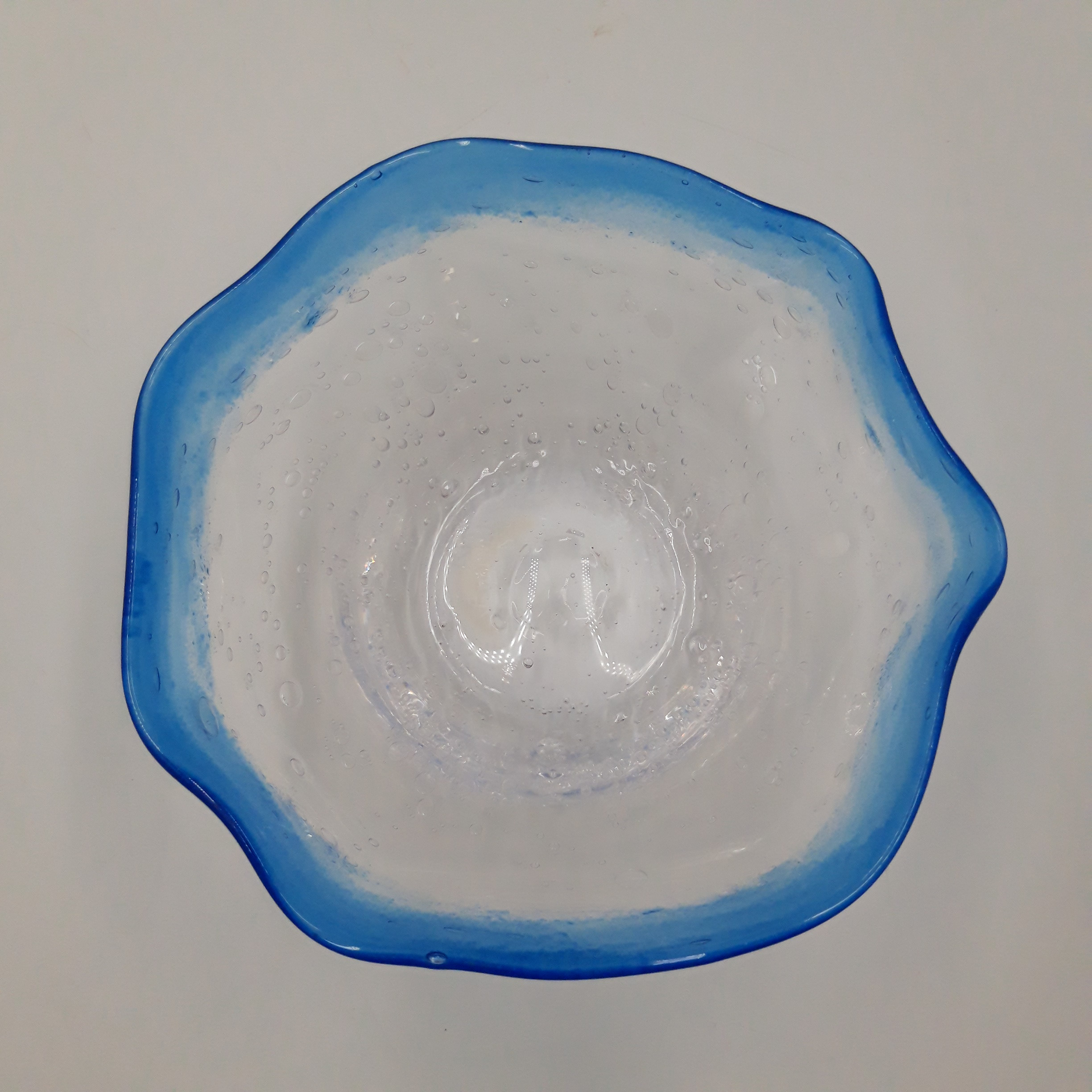 Voir photo 5 de Vide-poche/ coupelle en verre soufflé signature illisible, année 2002 Vide-poche/ coupelle en verre soufflé signature illisible, année 2002 Bon état reconditionné photo 5