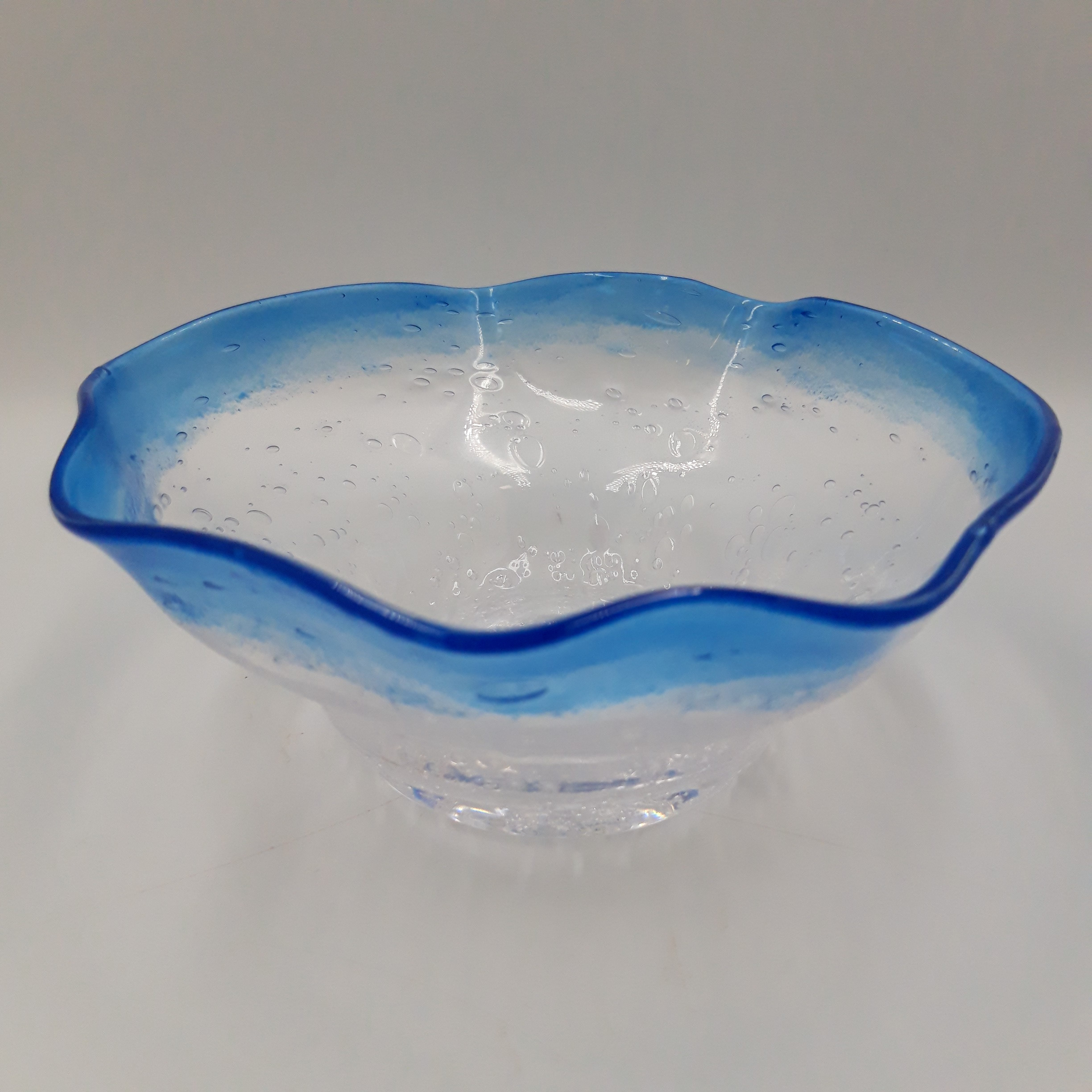 Vide-poche/ coupelle en verre soufflé signature illisible, année 2002 Bon état - 15,00 € Vide-poche/ coupelle en verre soufflé signature illisible, année 2002 Bon état reconditionné disponible sur Label Emmaüs
