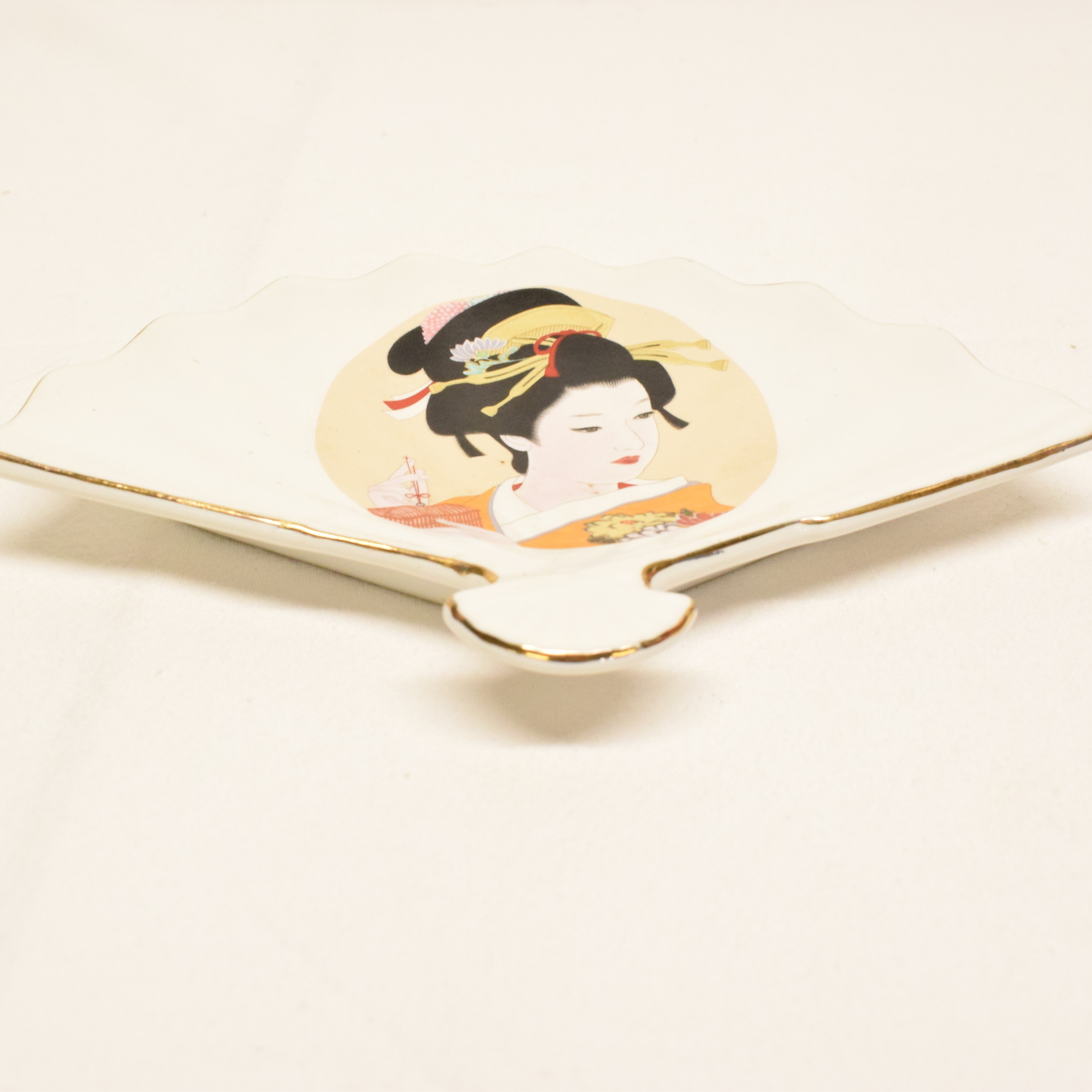 Voir photo 2 de Vide poche en forme d'éventail décor tête de geisha par MARUGO Japon Vide poche en forme d'éventail décor tête de geisha par MARUGO Japon Bon état reconditionné photo 2