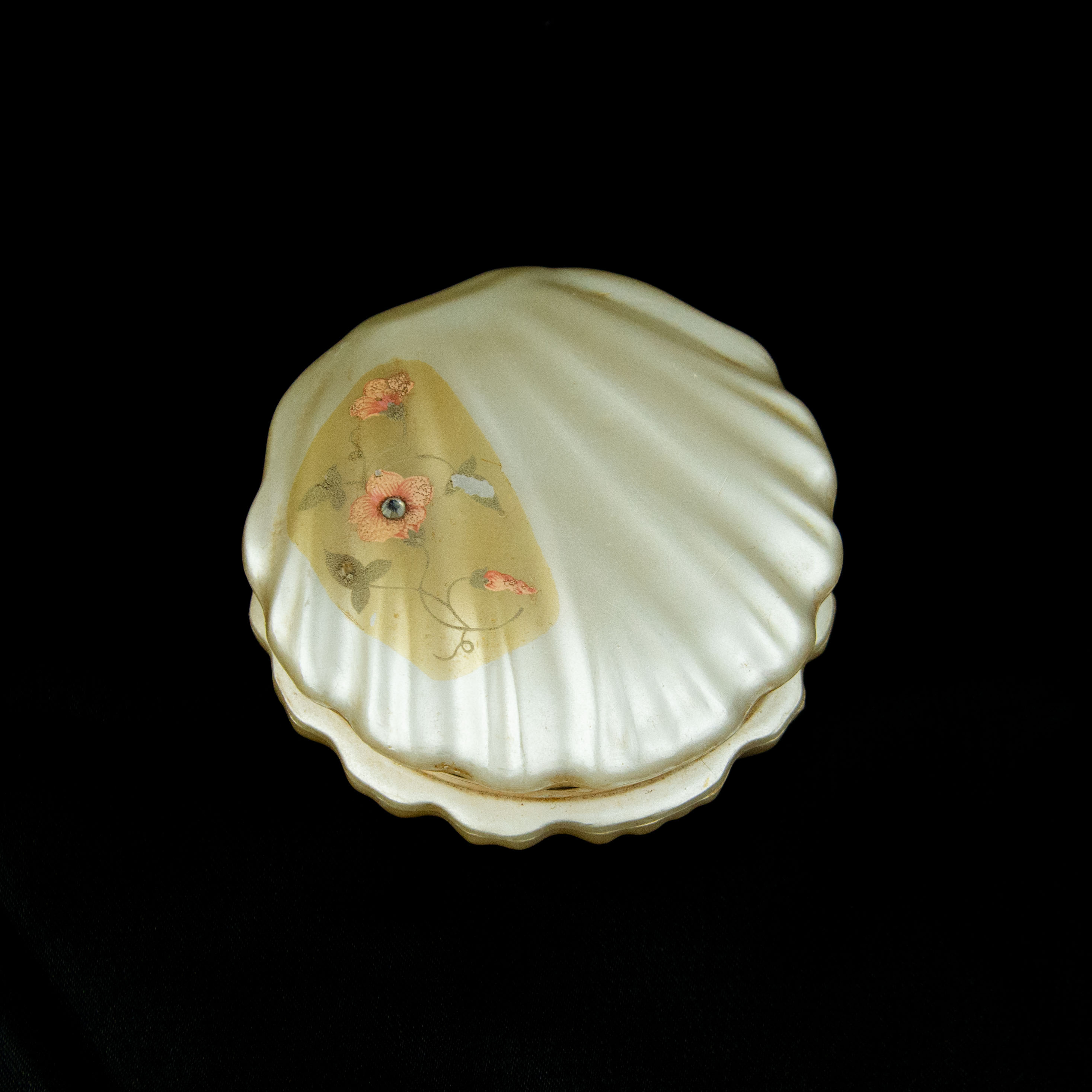 Voir photo 3 de Vide poche en forme de coquille St-Jacques avec un dessin de fleur avec un strass Vide poche en forme de coquille St-Jacques avec un dessin de fleur avec un strass État correct reconditionné photo 3
